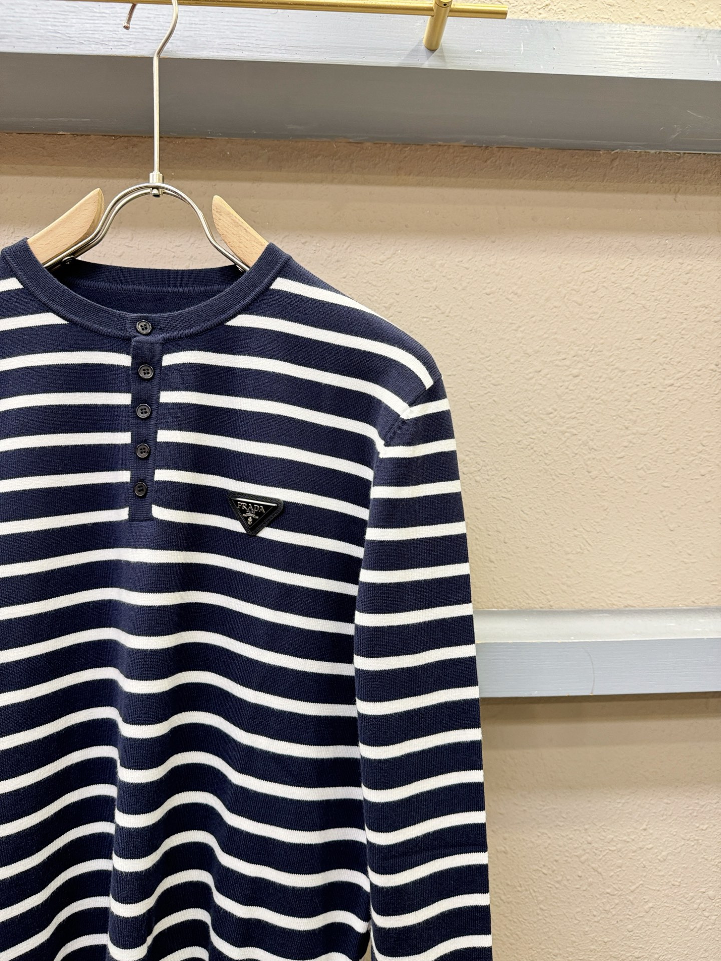 PRADA 普拉达 2025新款毛衣，胸前logo设计！贸易公司渠道稀出，同步官网发售！秋冬系列经典设计