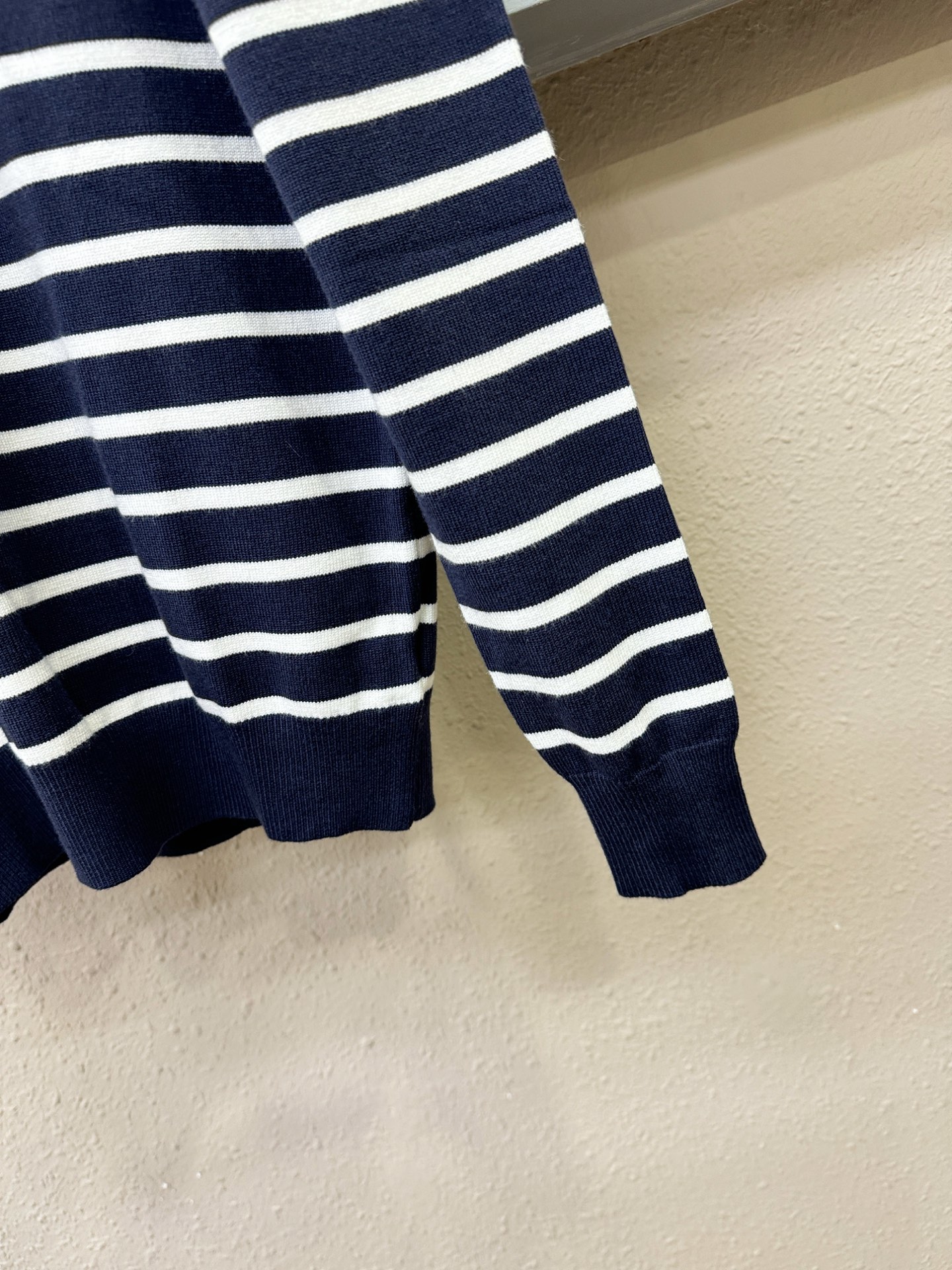 PRADA 普拉达 2025新款毛衣，胸前logo设计！贸易公司渠道稀出，同步官网发售！秋冬系列经典设计