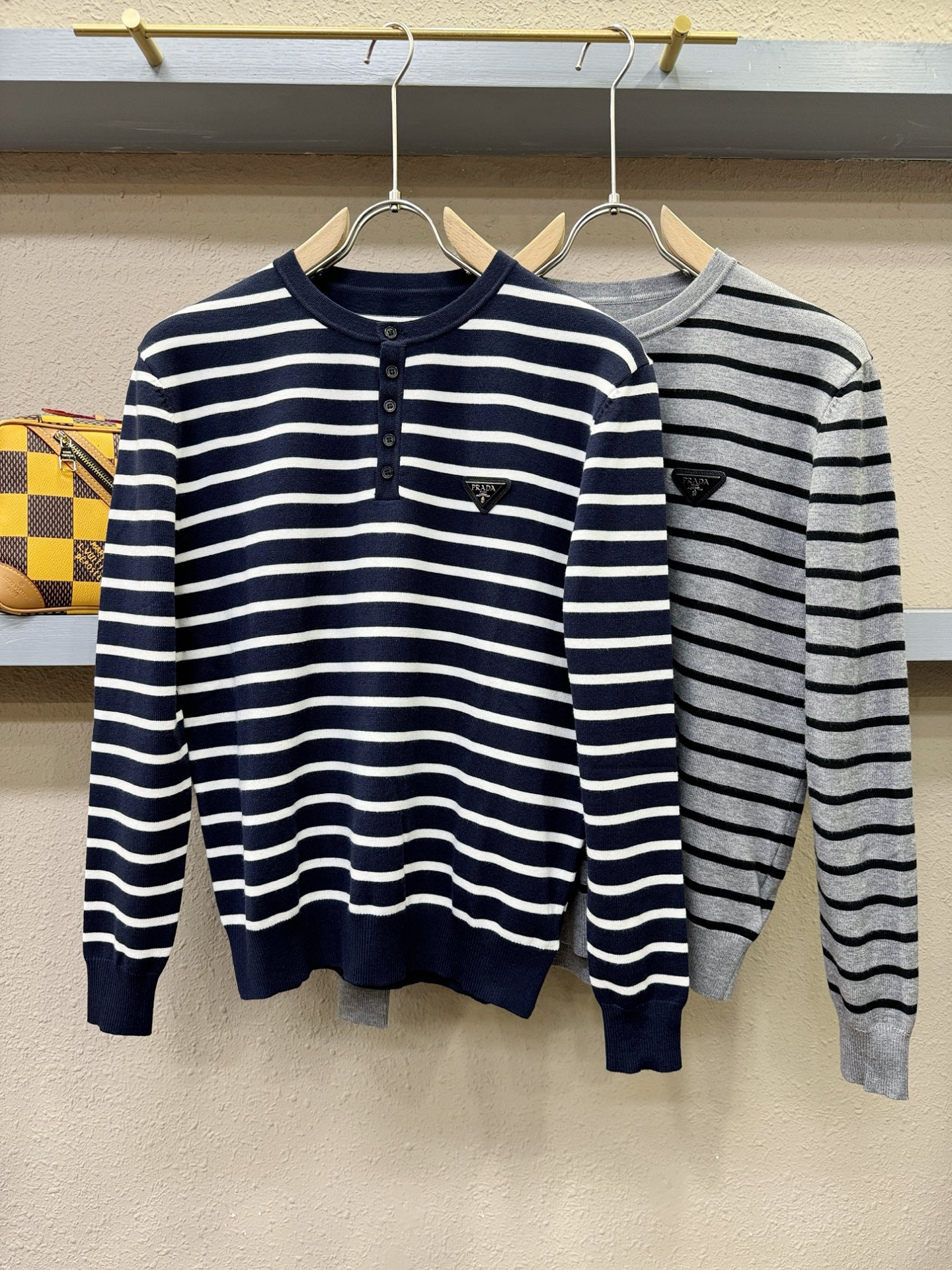 PRADA 普拉达 2025新款毛衣，胸前logo设计！贸易公司渠道稀出，同步官网发售！秋冬系列经典设计