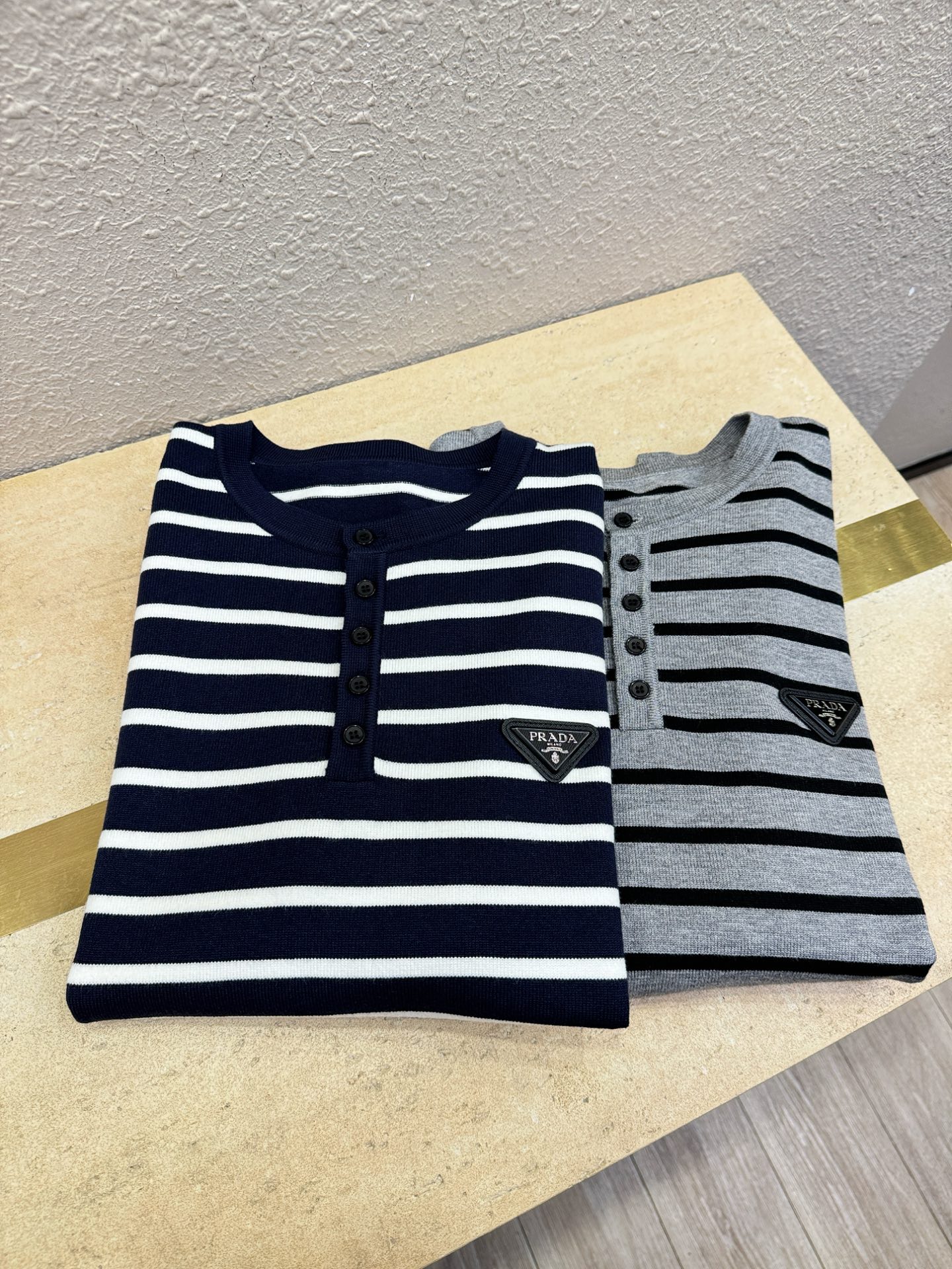 PRADA 普拉达 2025新款毛衣，胸前logo设计！贸易公司渠道稀出，同步官网发售！秋冬系列经典设计