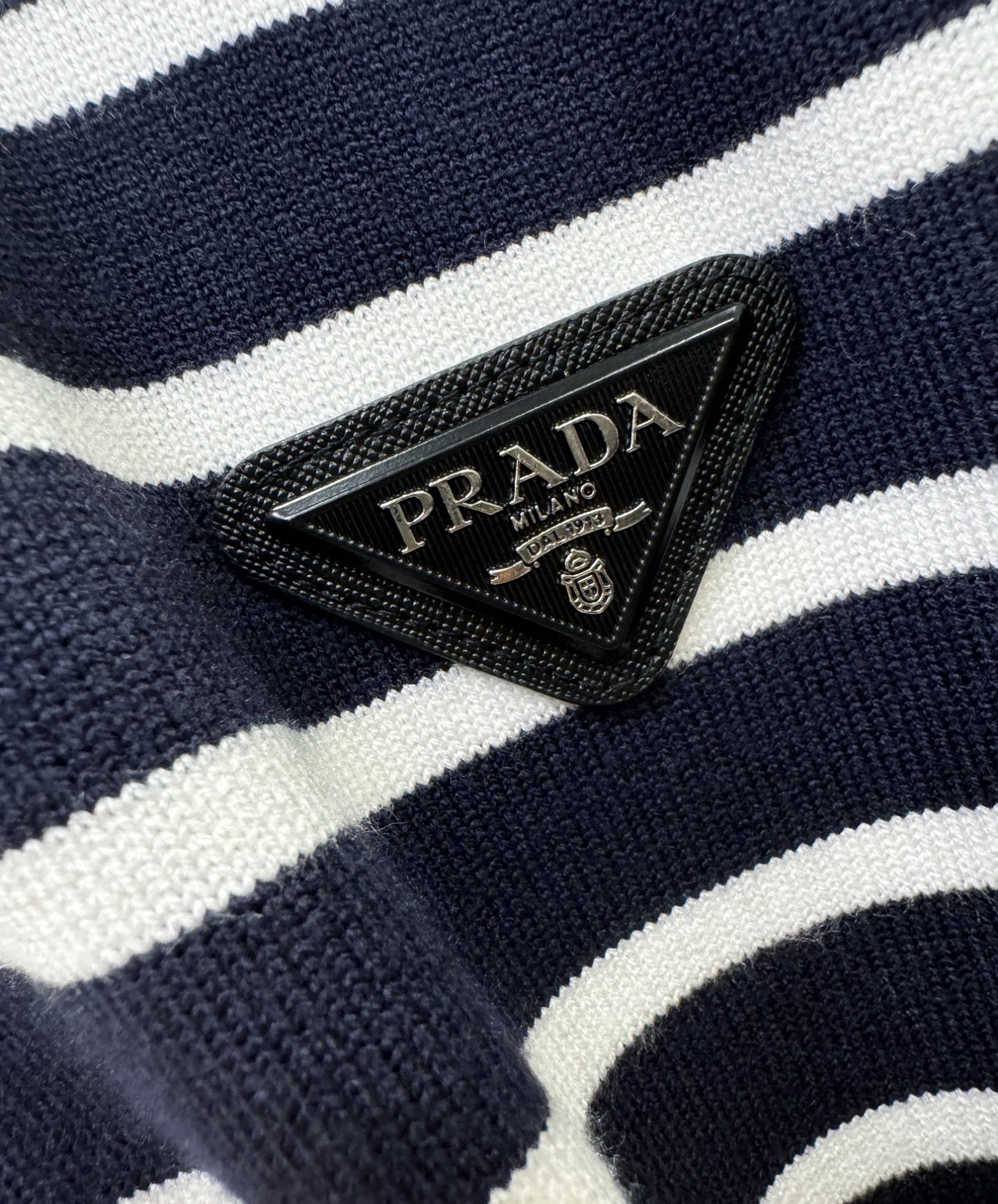 PRADA 普拉达 2025新款毛衣，胸前logo设计！贸易公司渠道稀出，同步官网发售！秋冬系列经典设计