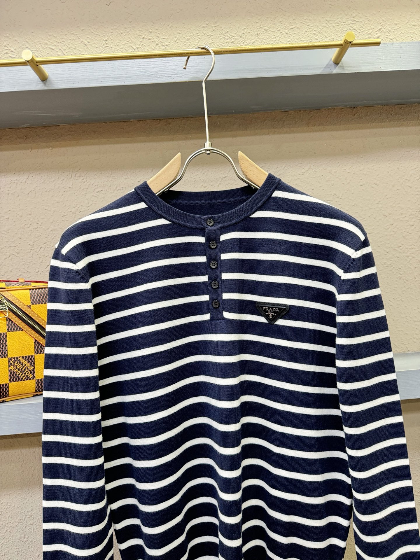 PRADA 普拉达 2025新款毛衣，胸前logo设计！贸易公司渠道稀出，同步官网发售！秋冬系列经典设计