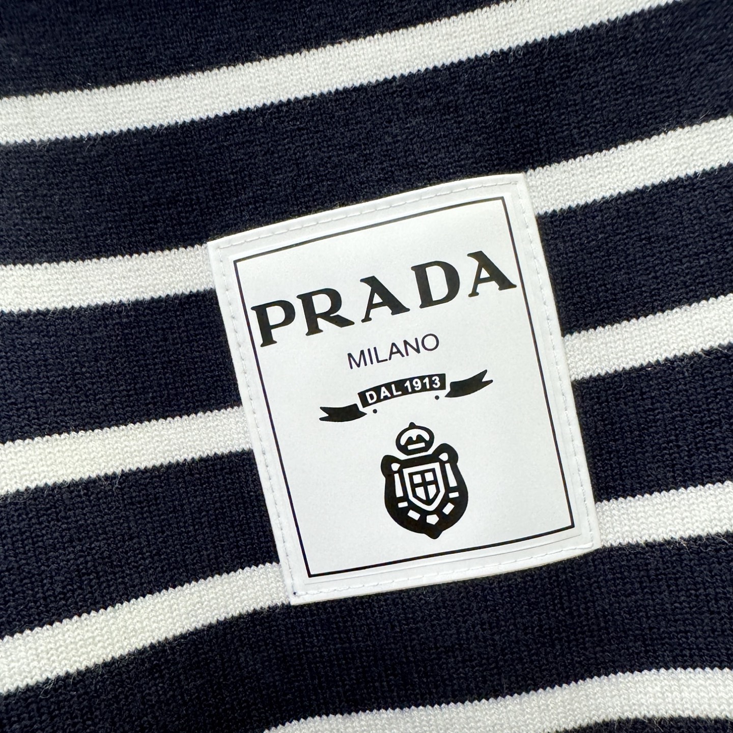 PRADA 普拉达 2025新款毛衣，胸前logo设计！贸易公司渠道稀出，同步官网发售！秋冬系列经典设计