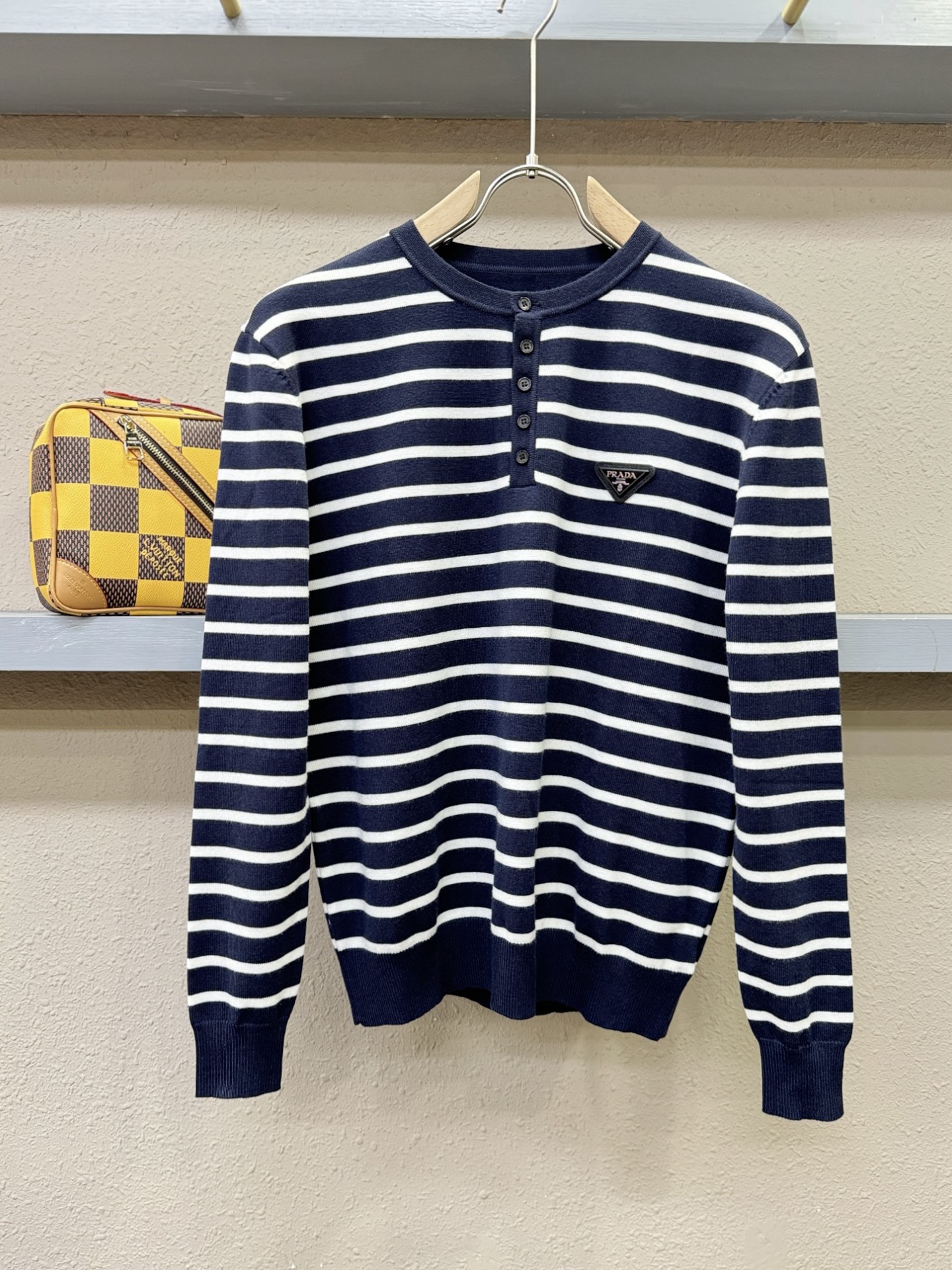 PRADA 普拉达 2025新款毛衣，胸前logo设计！贸易公司渠道稀出，同步官网发售！秋冬系列经典设计