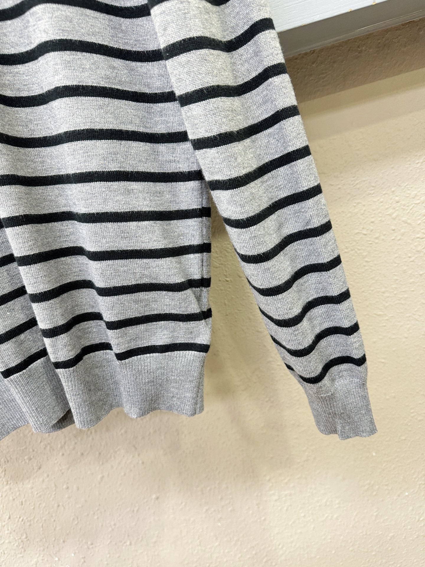 PRADA 普拉达 2025新款毛衣，胸前logo设计！贸易公司渠道稀出，同步官网发售！秋冬系列经典设计