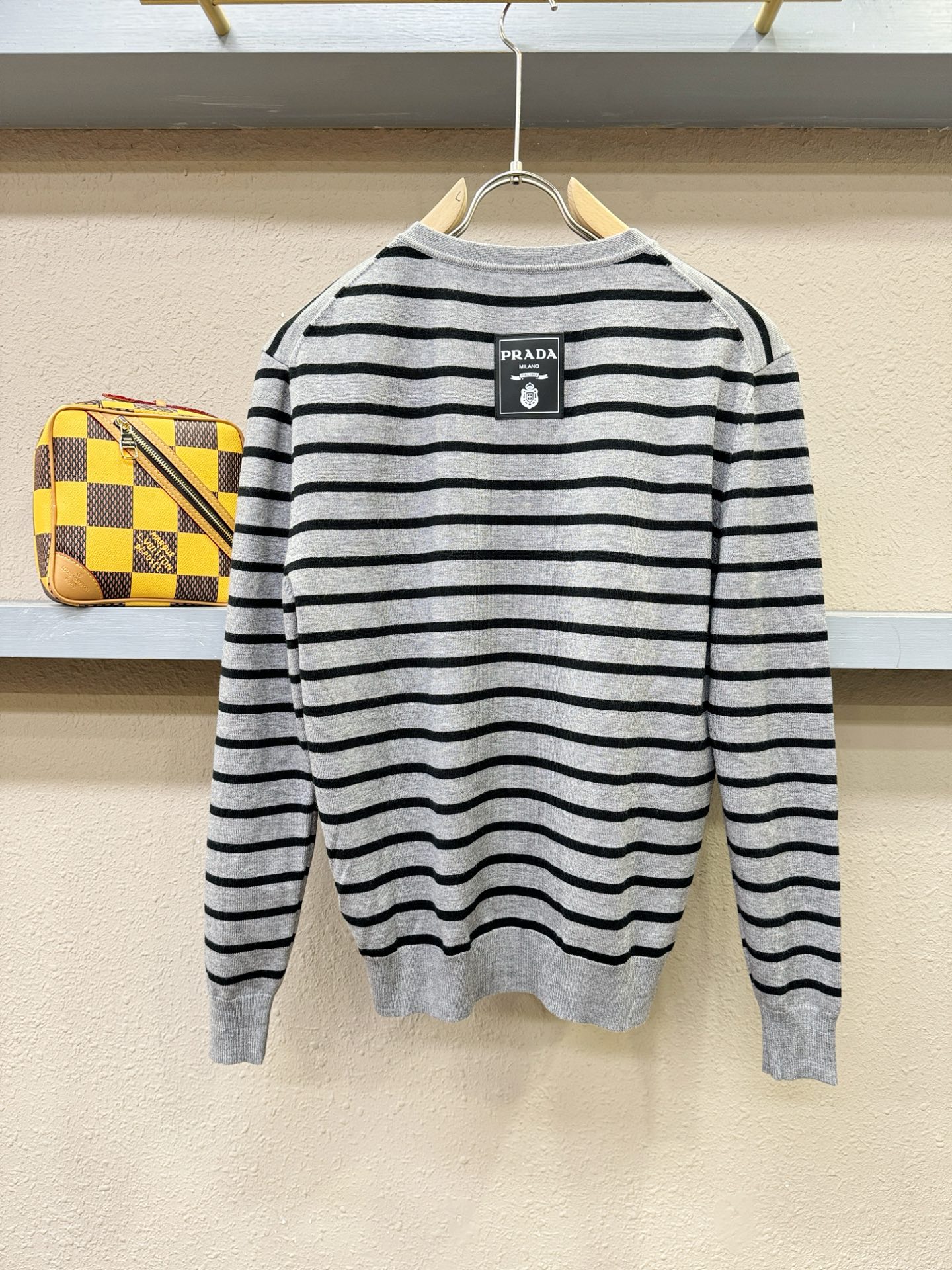 PRADA 普拉达 2025新款毛衣，胸前logo设计！贸易公司渠道稀出，同步官网发售！秋冬系列经典设计