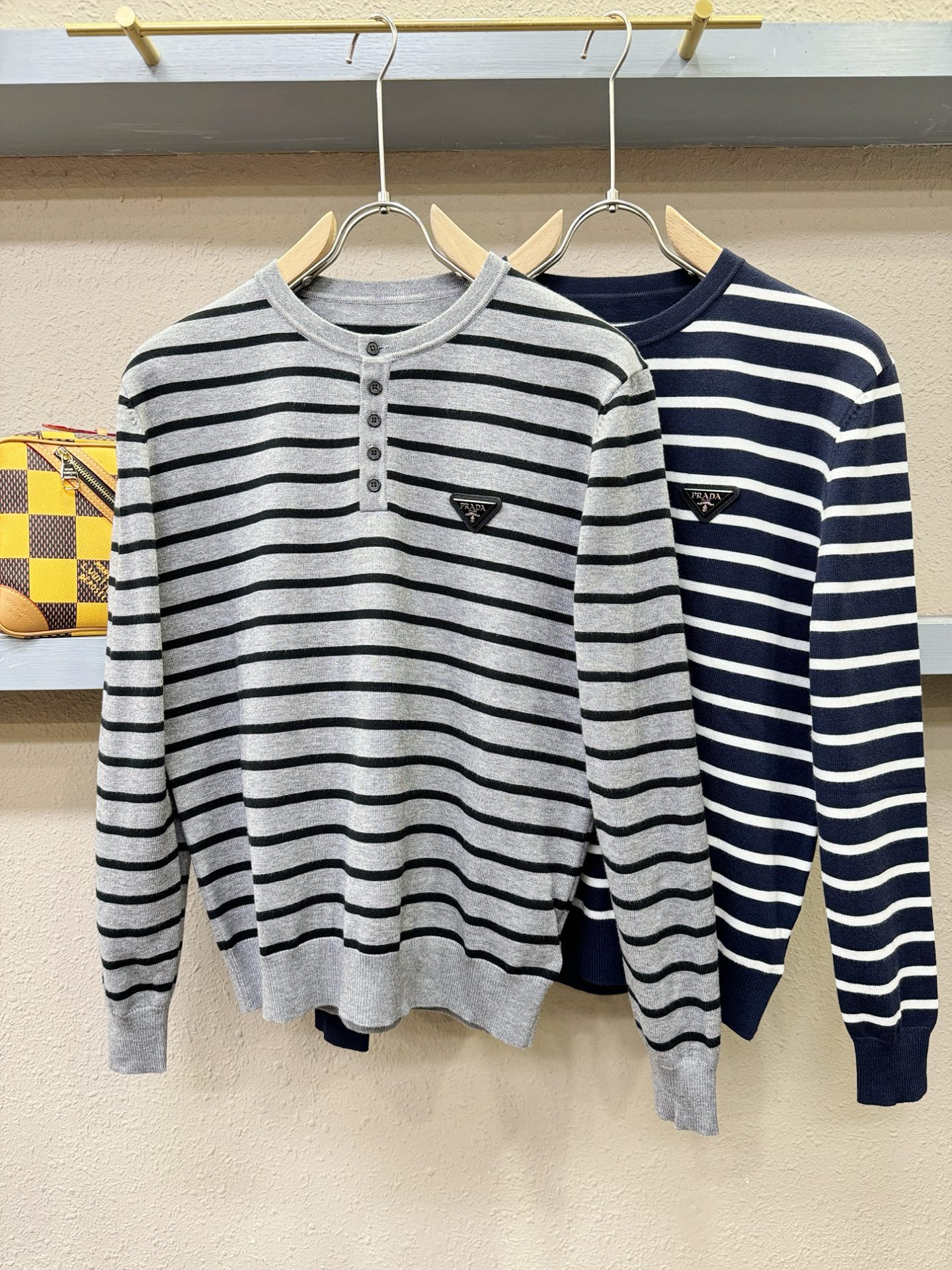 PRADA 普拉达 2025新款毛衣，胸前logo设计！贸易公司渠道稀出，同步官网发售！秋冬系列经典设计