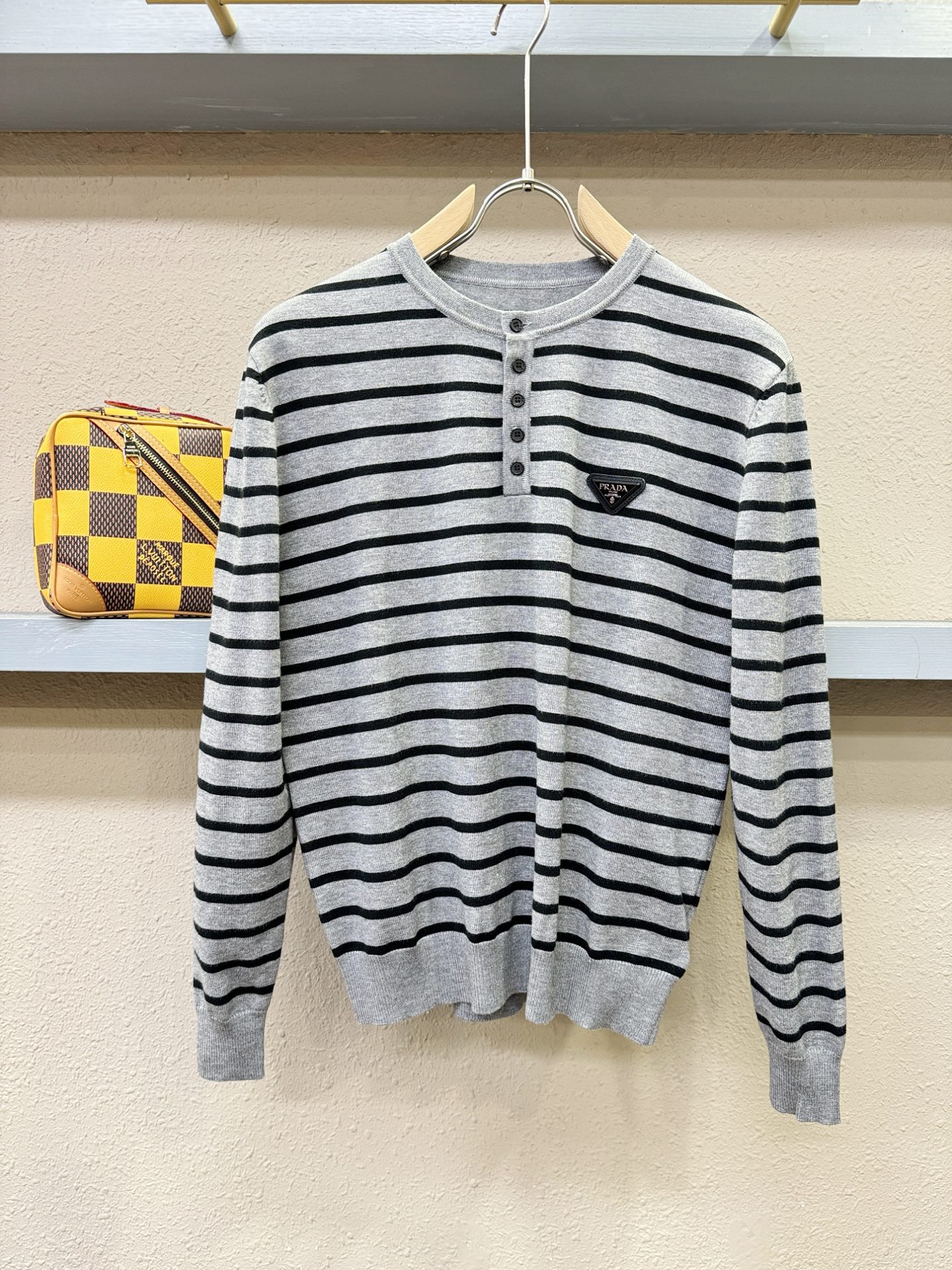 PRADA 普拉达 2025新款毛衣，胸前logo设计！贸易公司渠道稀出，同步官网发售！秋冬系列经典设计