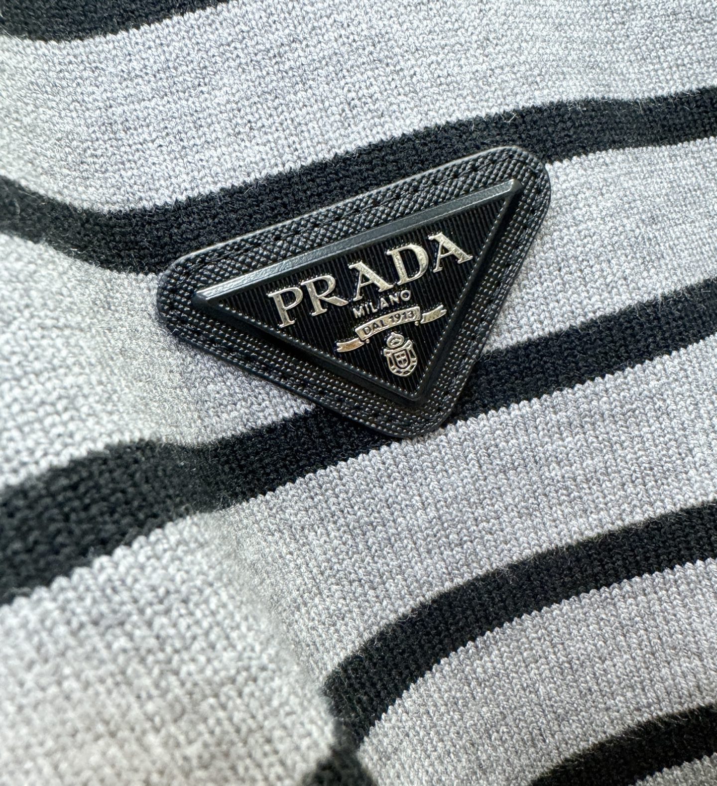 PRADA 普拉达 2025新款毛衣，胸前logo设计！贸易公司渠道稀出，同步官网发售！秋冬系列经典设计