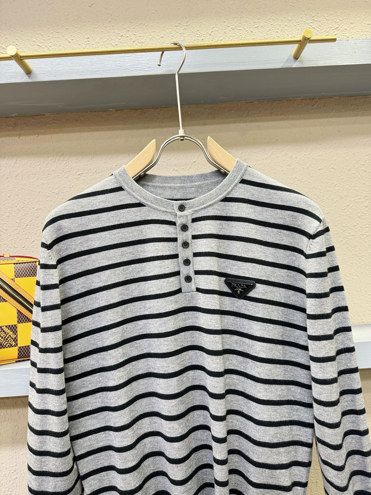 PRADA 普拉达 2025新款毛衣，胸前logo设计！贸易公司渠道稀出，同步官网发售！秋冬系列经典设计