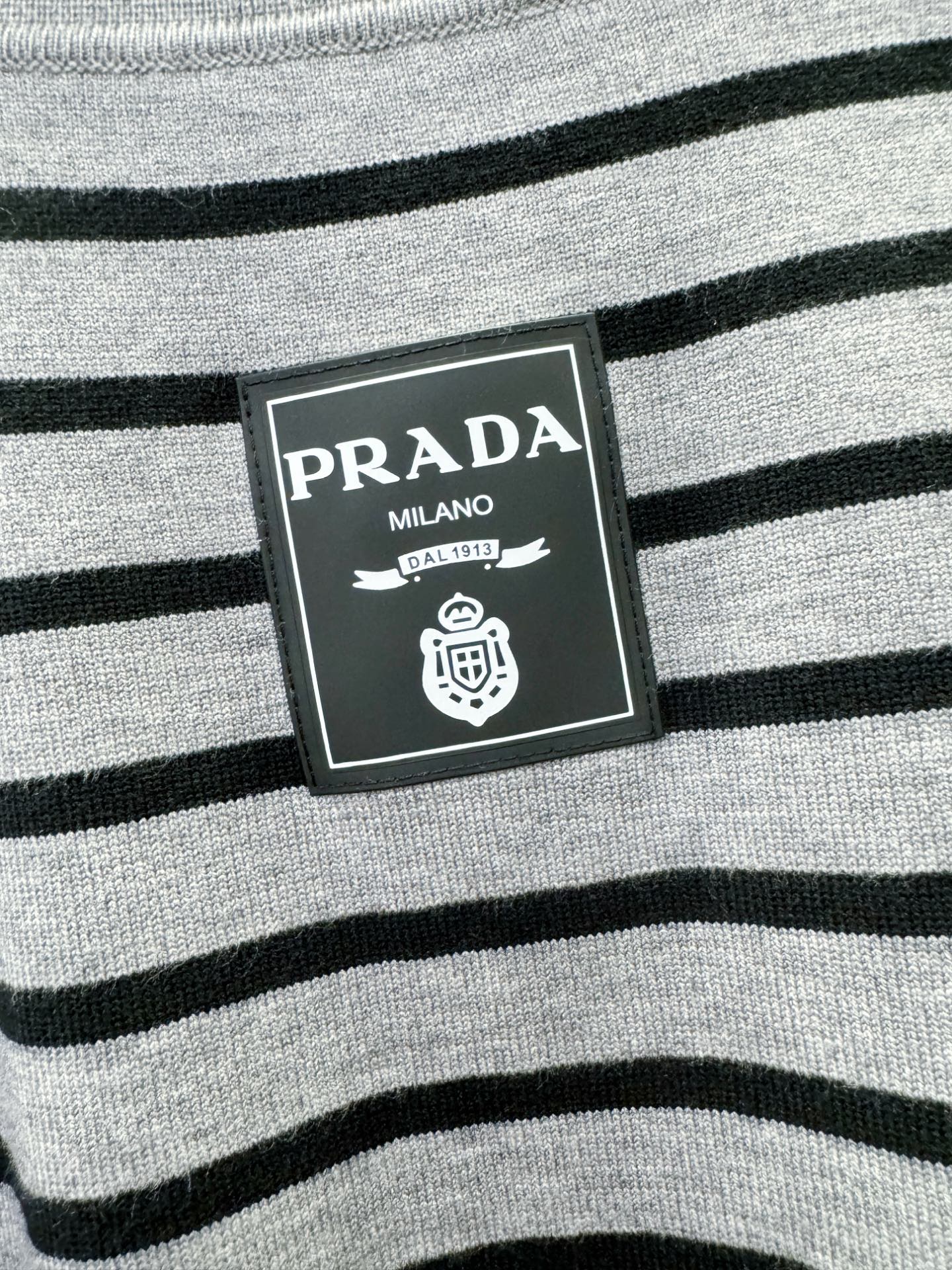 PRADA 普拉达 2025新款毛衣，胸前logo设计！贸易公司渠道稀出，同步官网发售！秋冬系列经典设计