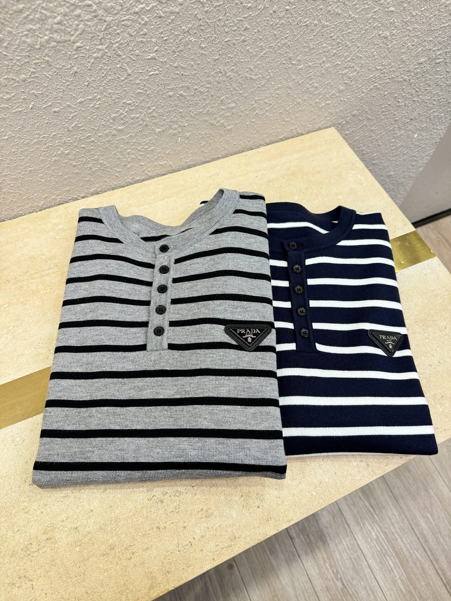 PRADA 普拉达 2025新款毛衣，胸前logo设计！贸易公司渠道稀出，同步官网发售！秋冬系列经典设计