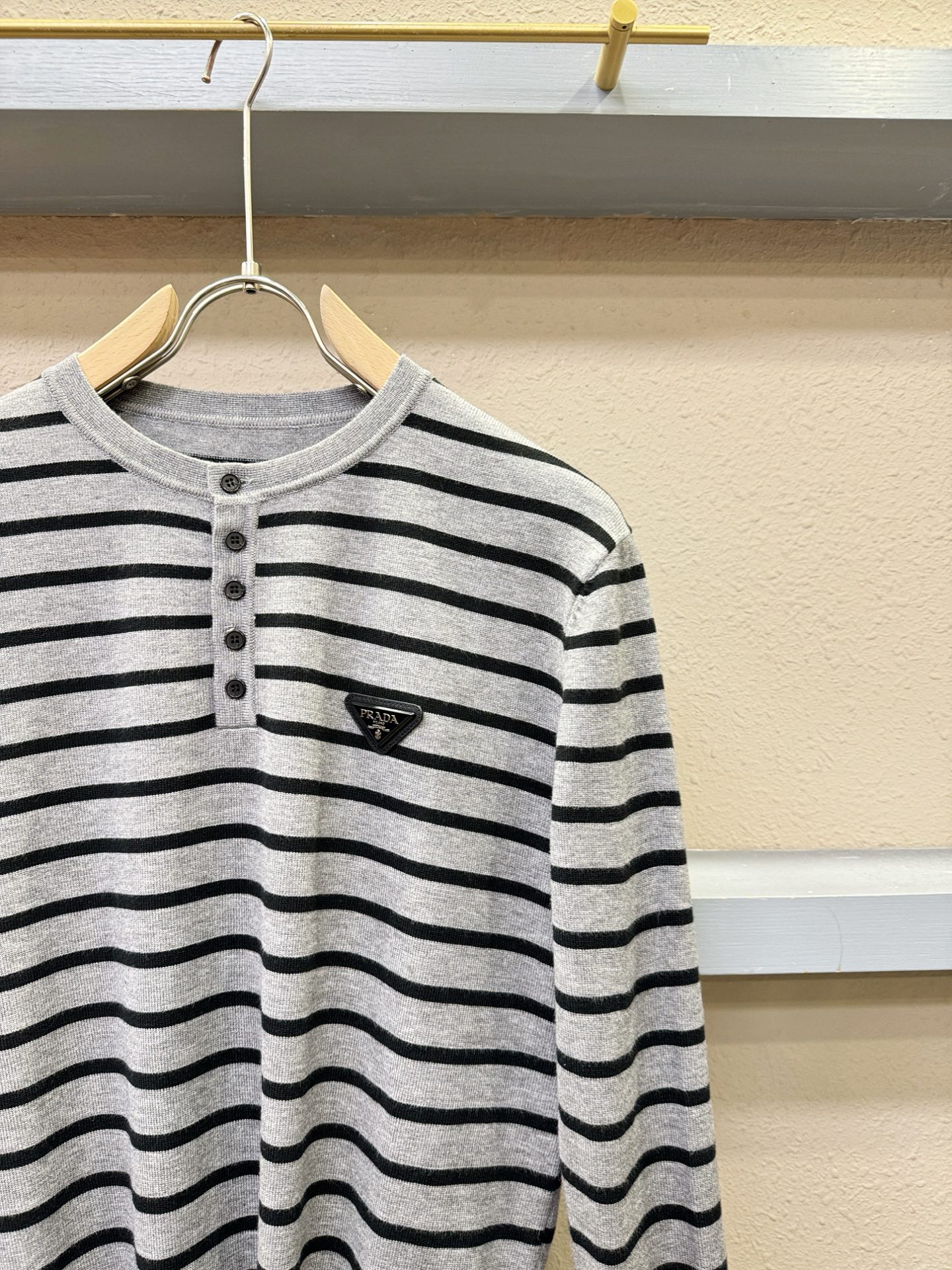 PRADA 普拉达 2025新款毛衣，胸前logo设计！贸易公司渠道稀出，同步官网发售！秋冬系列经典设计