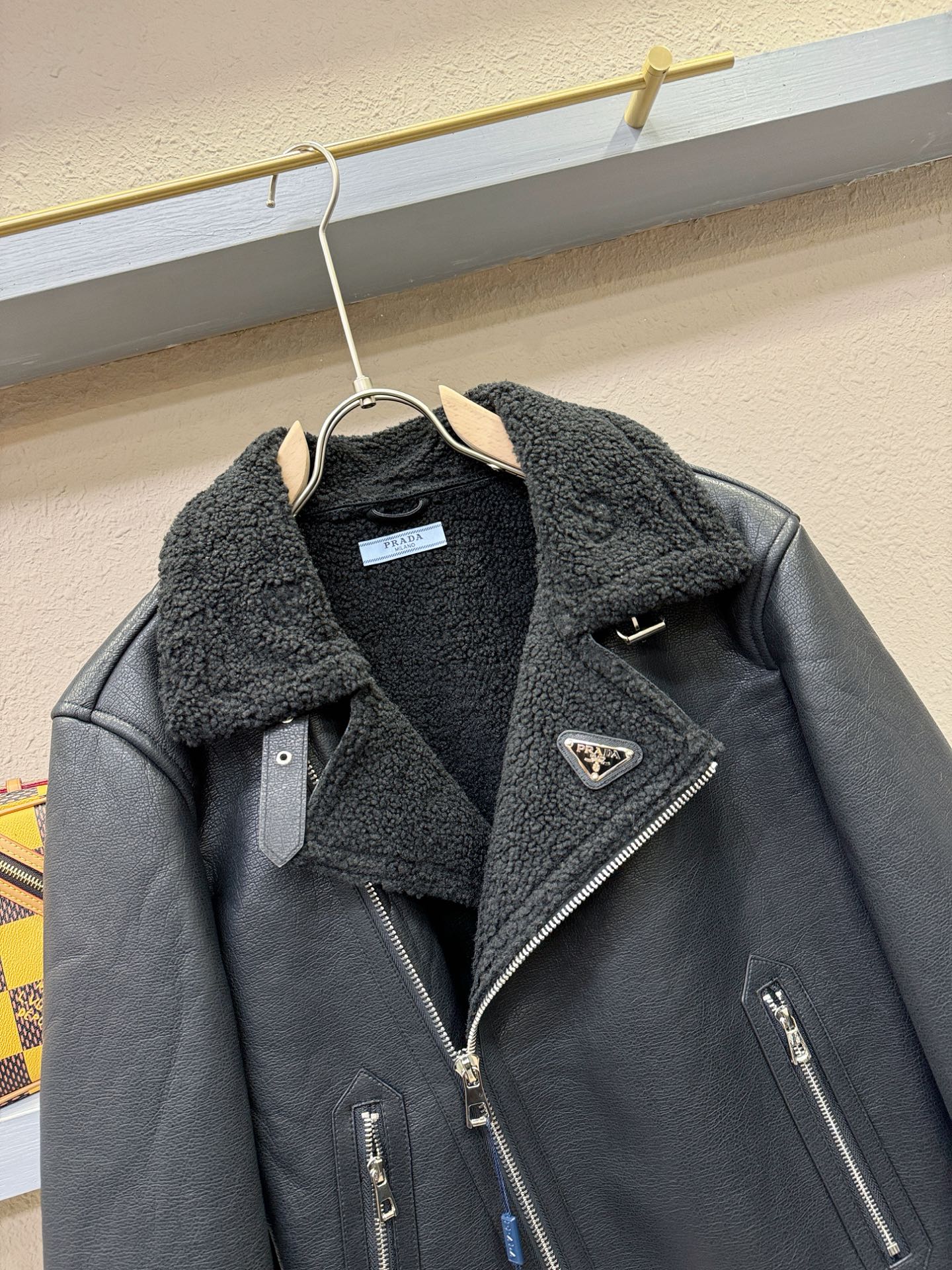 PRADA 普拉达 2025新品皮毛一体，原生态人造皮面料；100%进口皮毛一体！采用进口人造皮皮料！皮