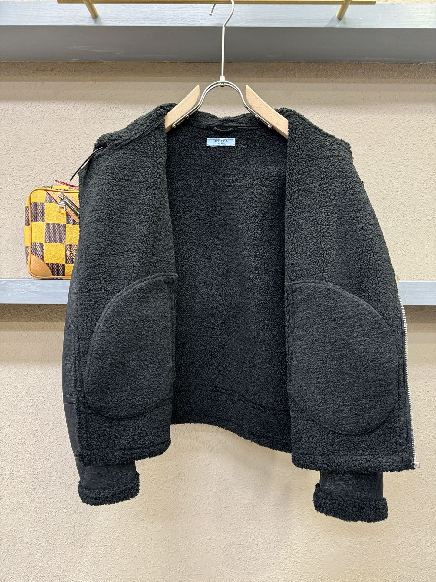 PRADA 普拉达 2025新品皮毛一体，原生态人造皮面料；100%进口皮毛一体！采用进口人造皮皮料！皮