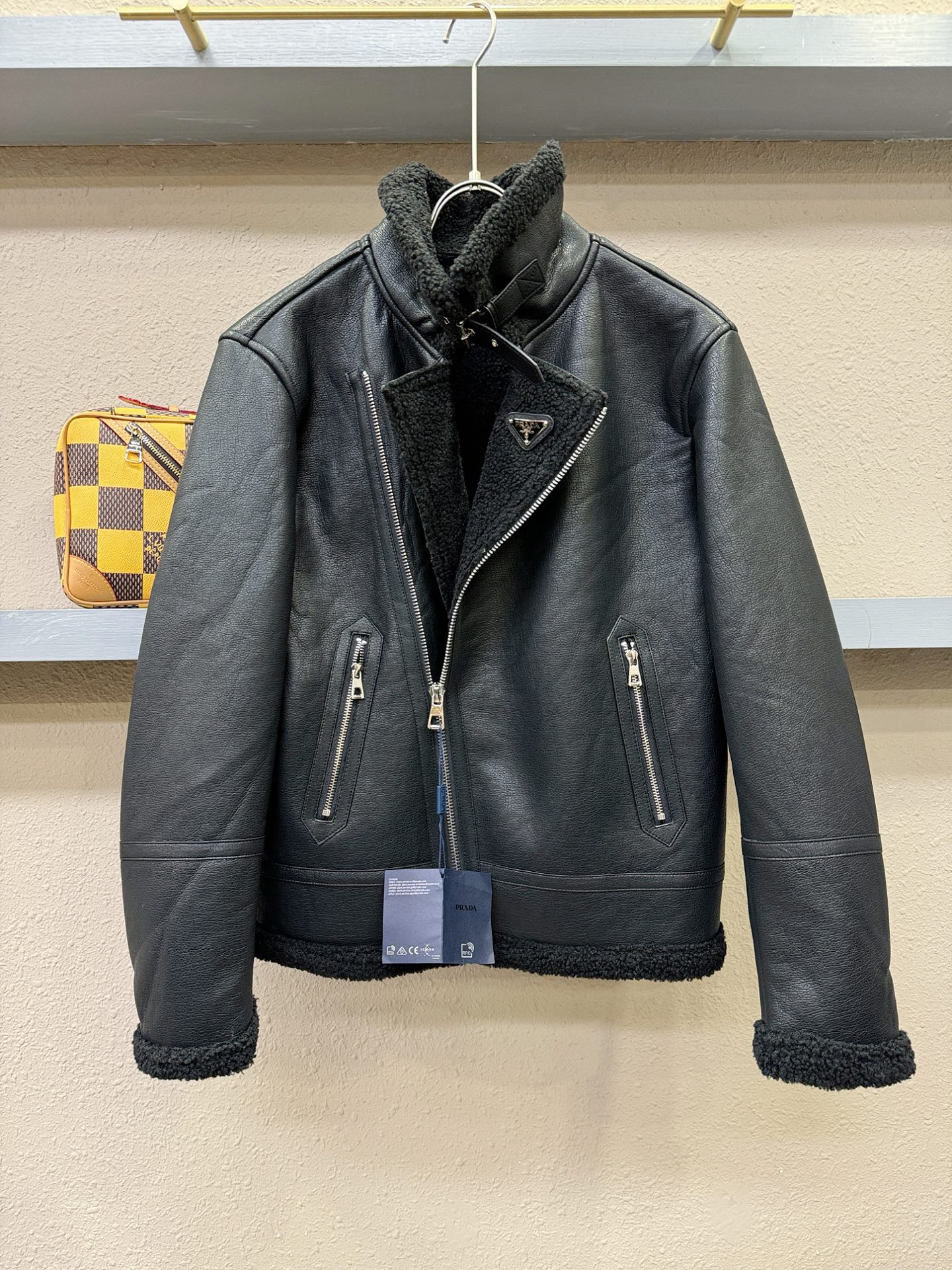 PRADA 普拉达 2025新品皮毛一体，原生态人造皮面料；100%进口皮毛一体！采用进口人造皮皮料！皮