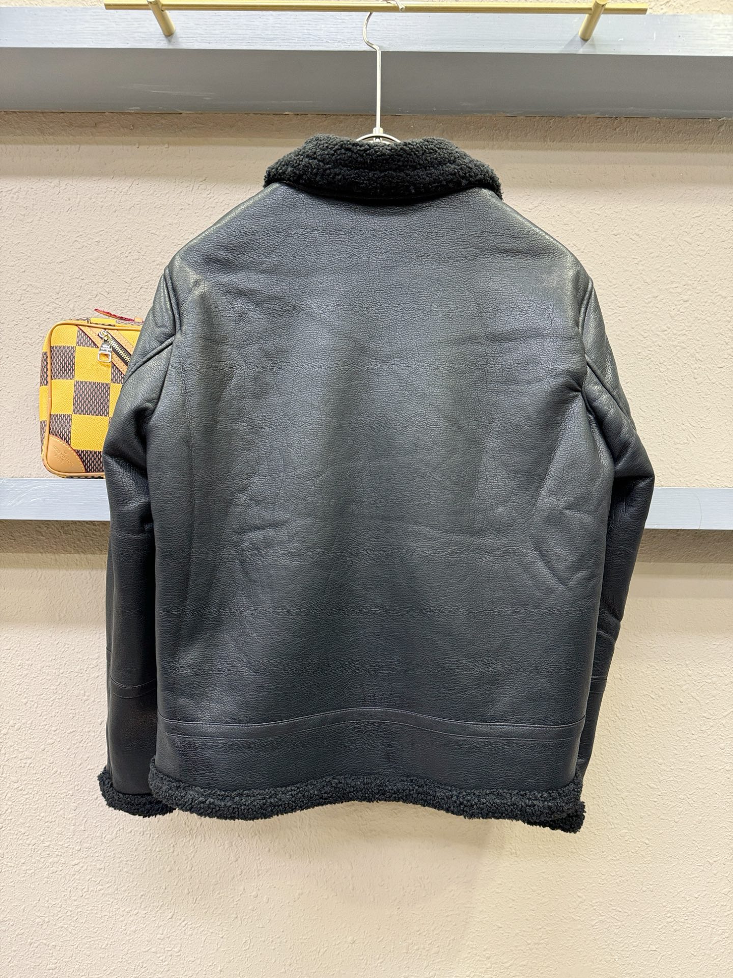 PRADA 普拉达 2025新品皮毛一体，原生态人造皮面料；100%进口皮毛一体！采用进口人造皮皮料！皮