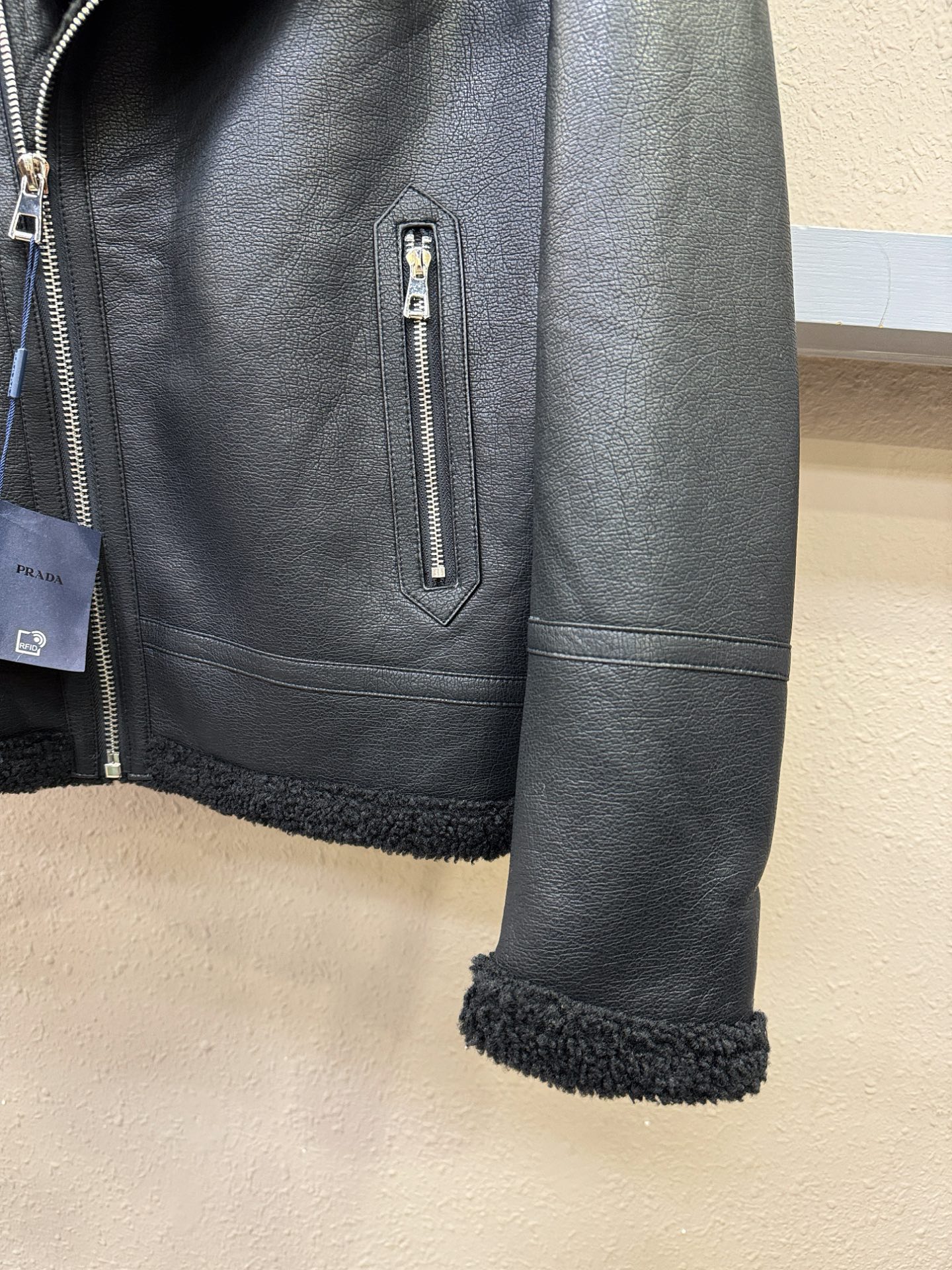 PRADA 普拉达 2025新品皮毛一体，原生态人造皮面料；100%进口皮毛一体！采用进口人造皮皮料！皮