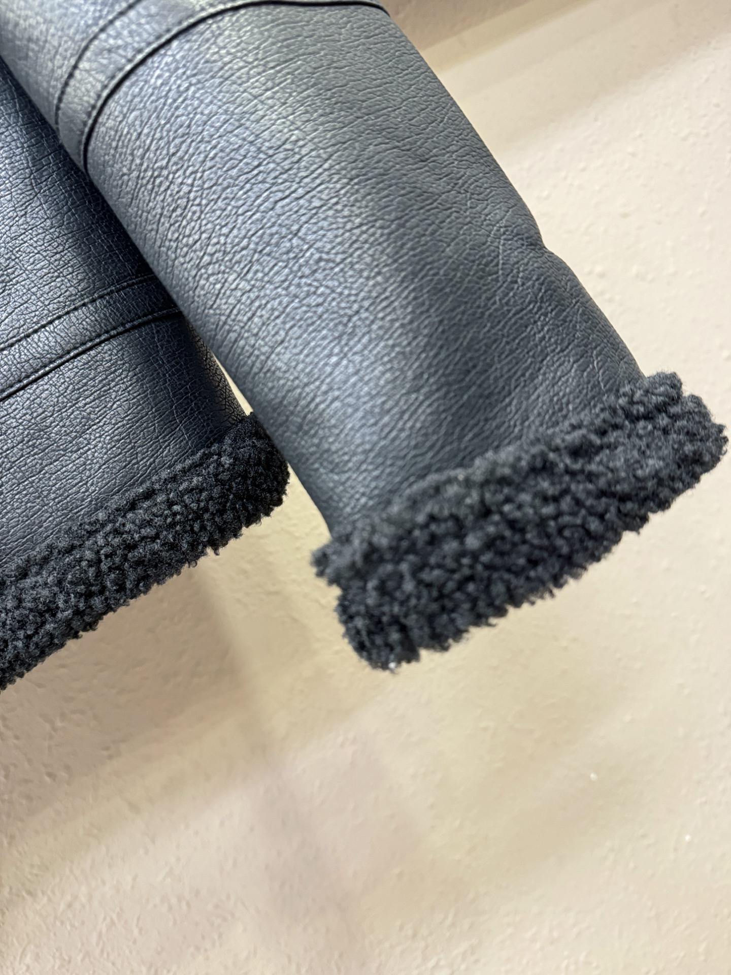 PRADA 普拉达 2025新品皮毛一体，原生态人造皮面料；100%进口皮毛一体！采用进口人造皮皮料！皮