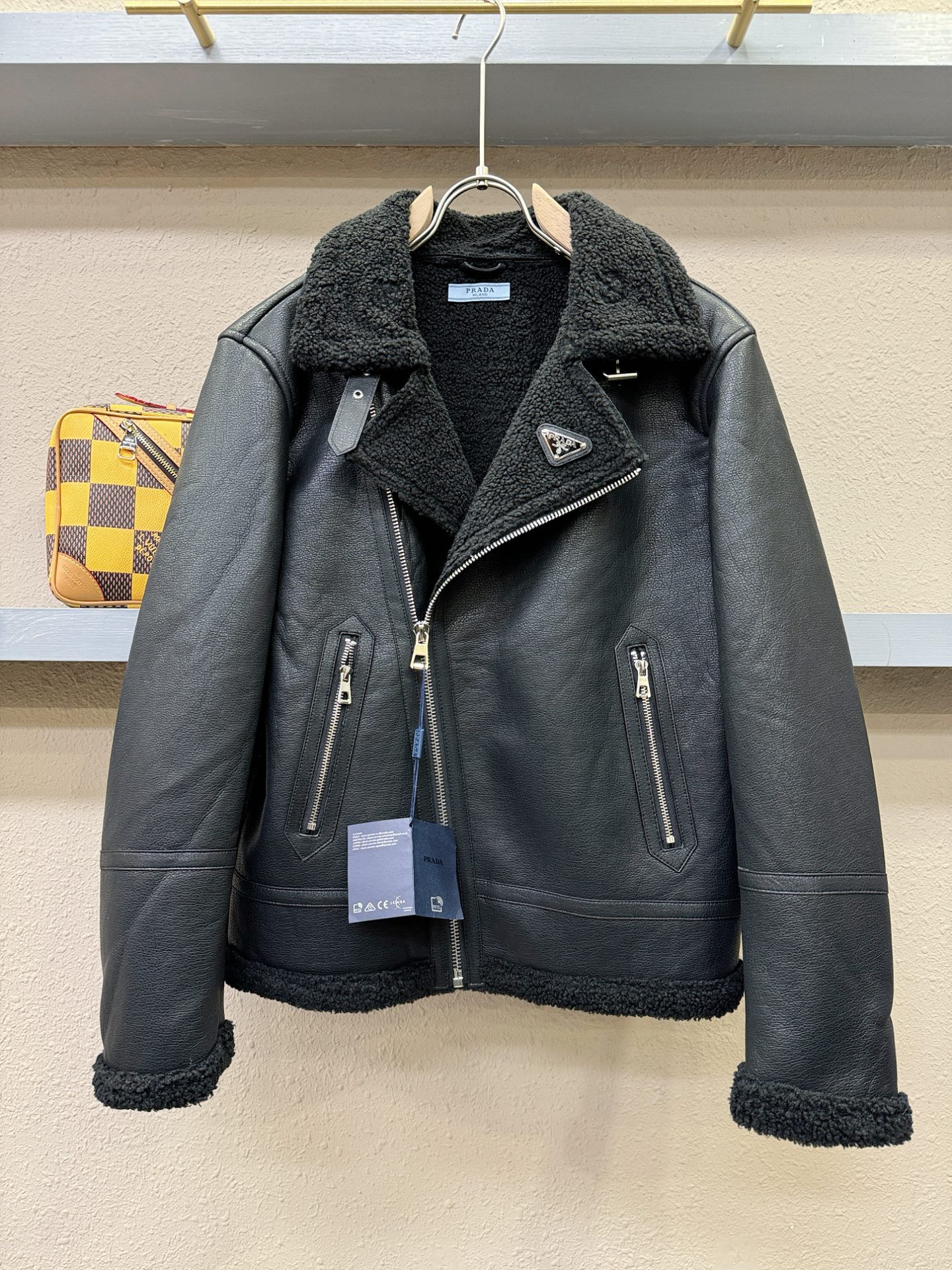 PRADA 普拉达 2025新品皮毛一体，原生态人造皮面料；100%进口皮毛一体！采用进口人造皮皮料！皮