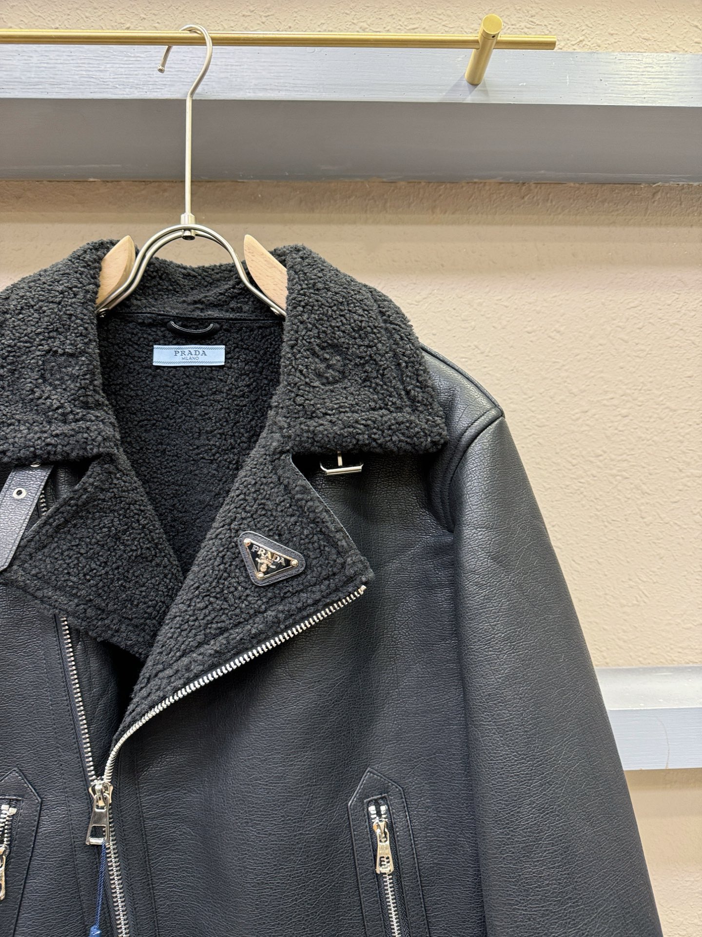 PRADA 普拉达 2025新品皮毛一体，原生态人造皮面料；100%进口皮毛一体！采用进口人造皮皮料！皮
