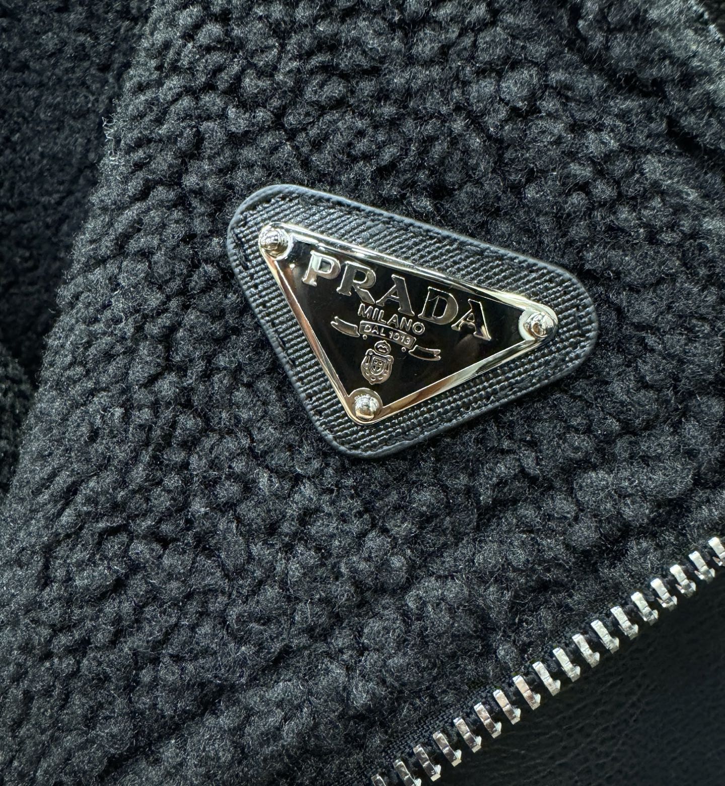 PRADA 普拉达 2025新品皮毛一体，原生态人造皮面料；100%进口皮毛一体！采用进口人造皮皮料！皮