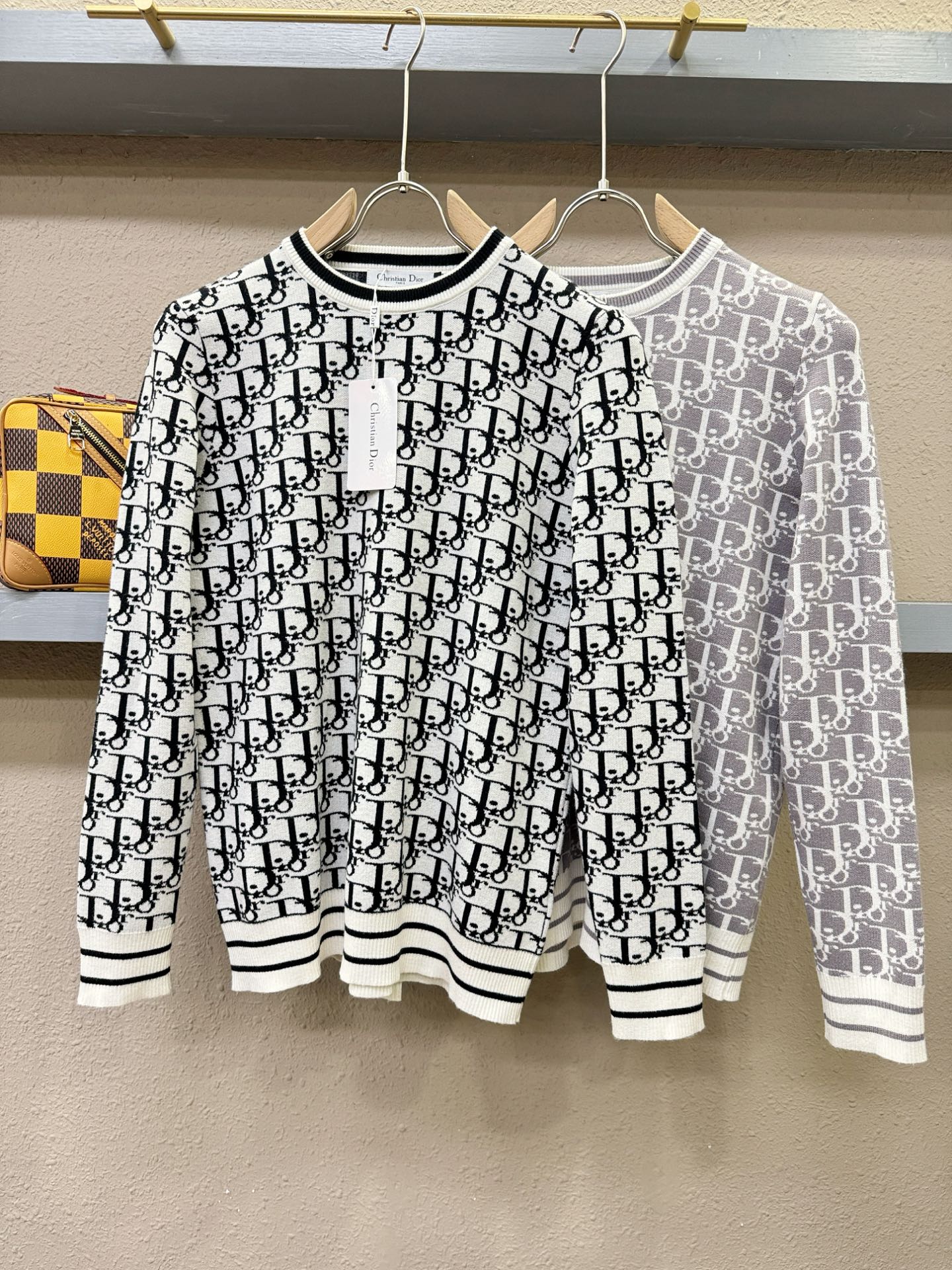 Dior迪奥 2025新款毛衣，胸前logo设计！贸易公司渠道稀出，同步官网发售！秋冬系列经典设计！此款