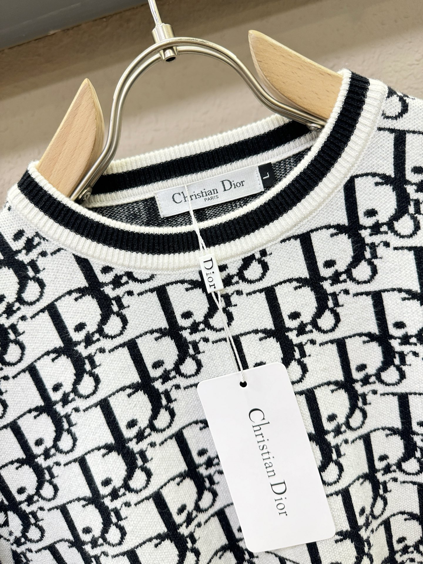 Dior迪奥 2025新款毛衣，胸前logo设计！贸易公司渠道稀出，同步官网发售！秋冬系列经典设计！此款