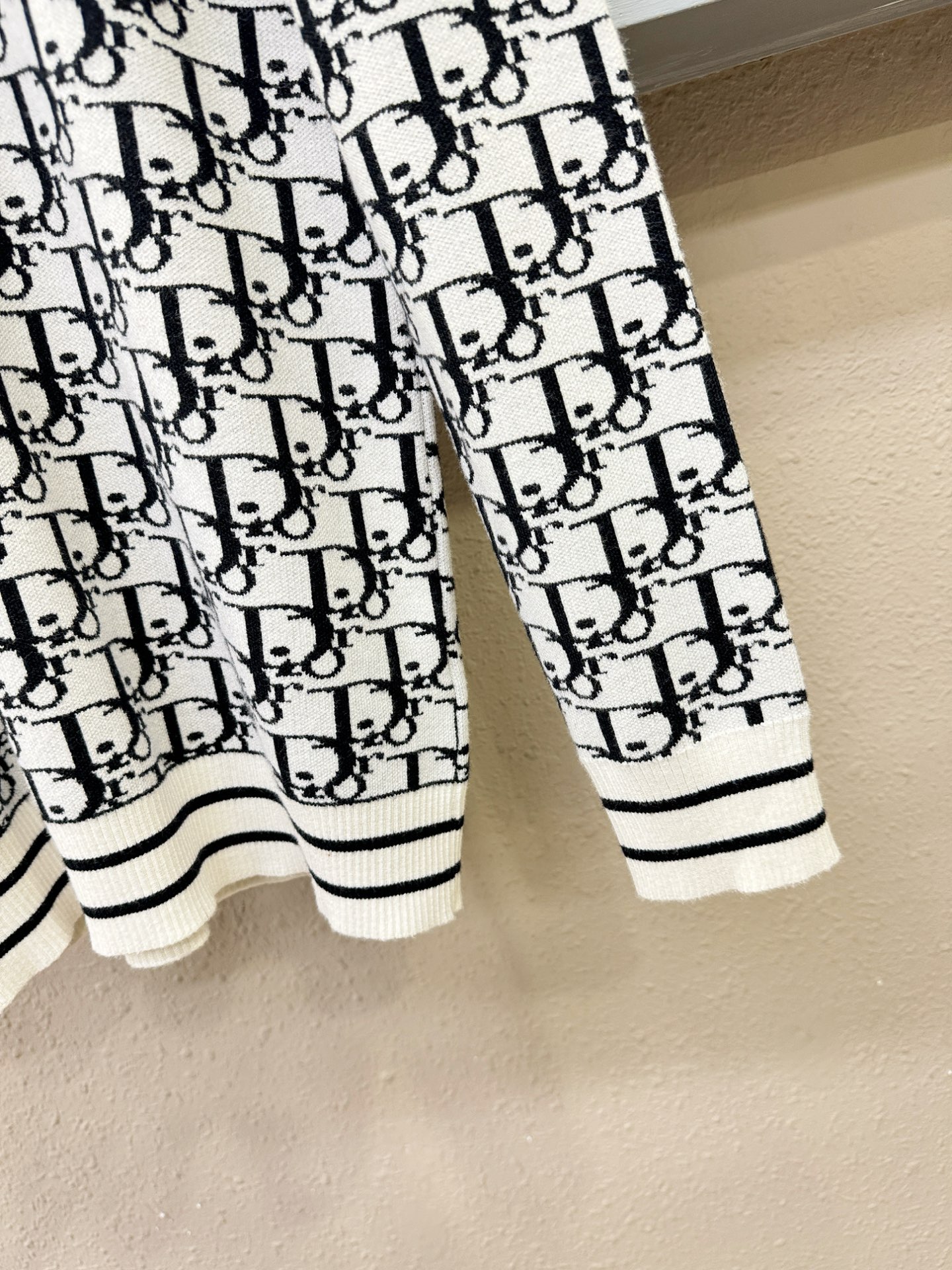 Dior迪奥 2025新款毛衣，胸前logo设计！贸易公司渠道稀出，同步官网发售！秋冬系列经典设计！此款