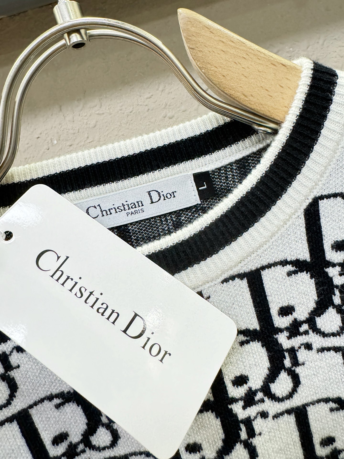 Dior迪奥 2025新款毛衣，胸前logo设计！贸易公司渠道稀出，同步官网发售！秋冬系列经典设计！此款