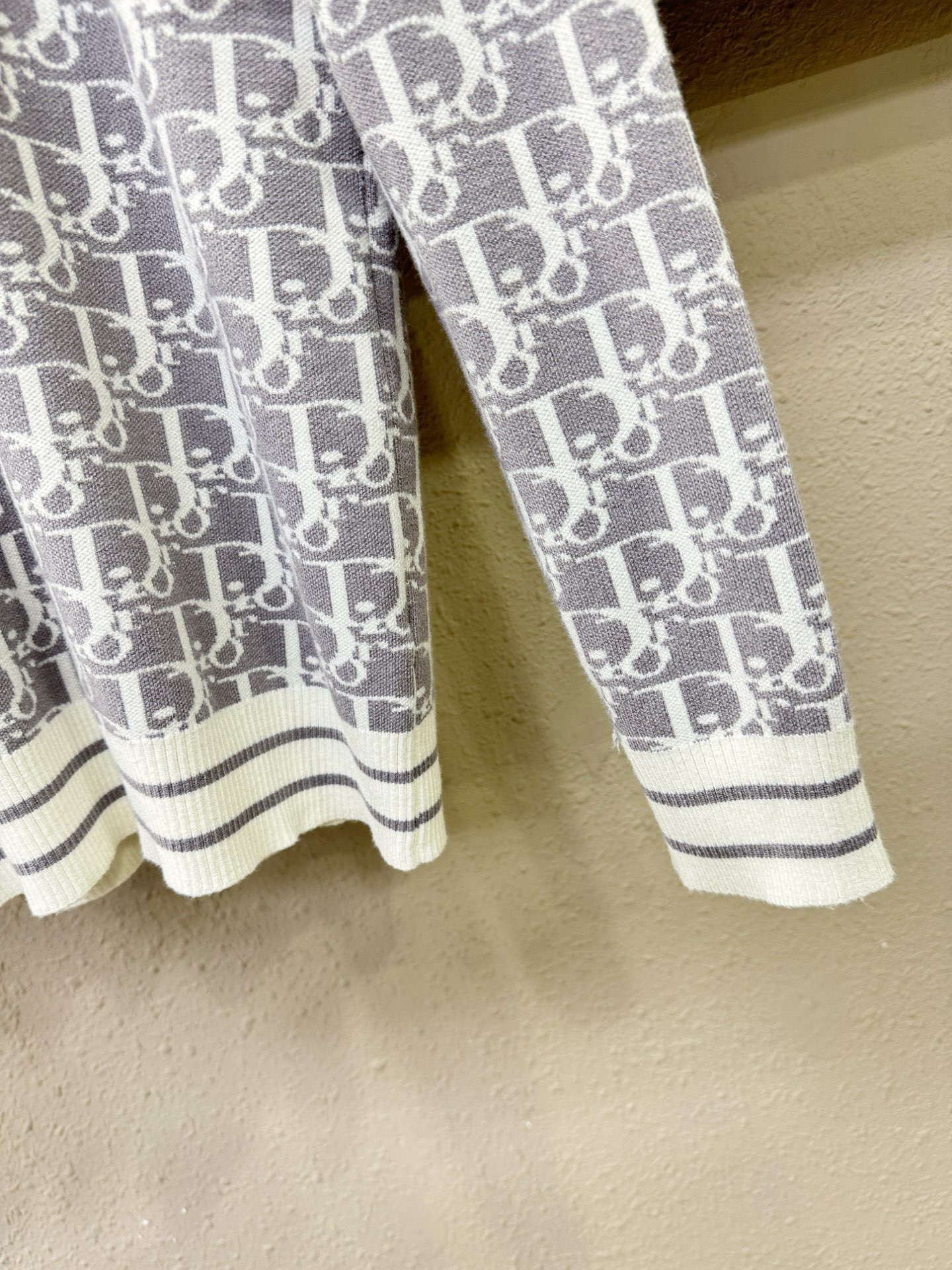 Dior迪奥 2025新款毛衣，胸前logo设计！贸易公司渠道稀出，同步官网发售！秋冬系列经典设计！此款