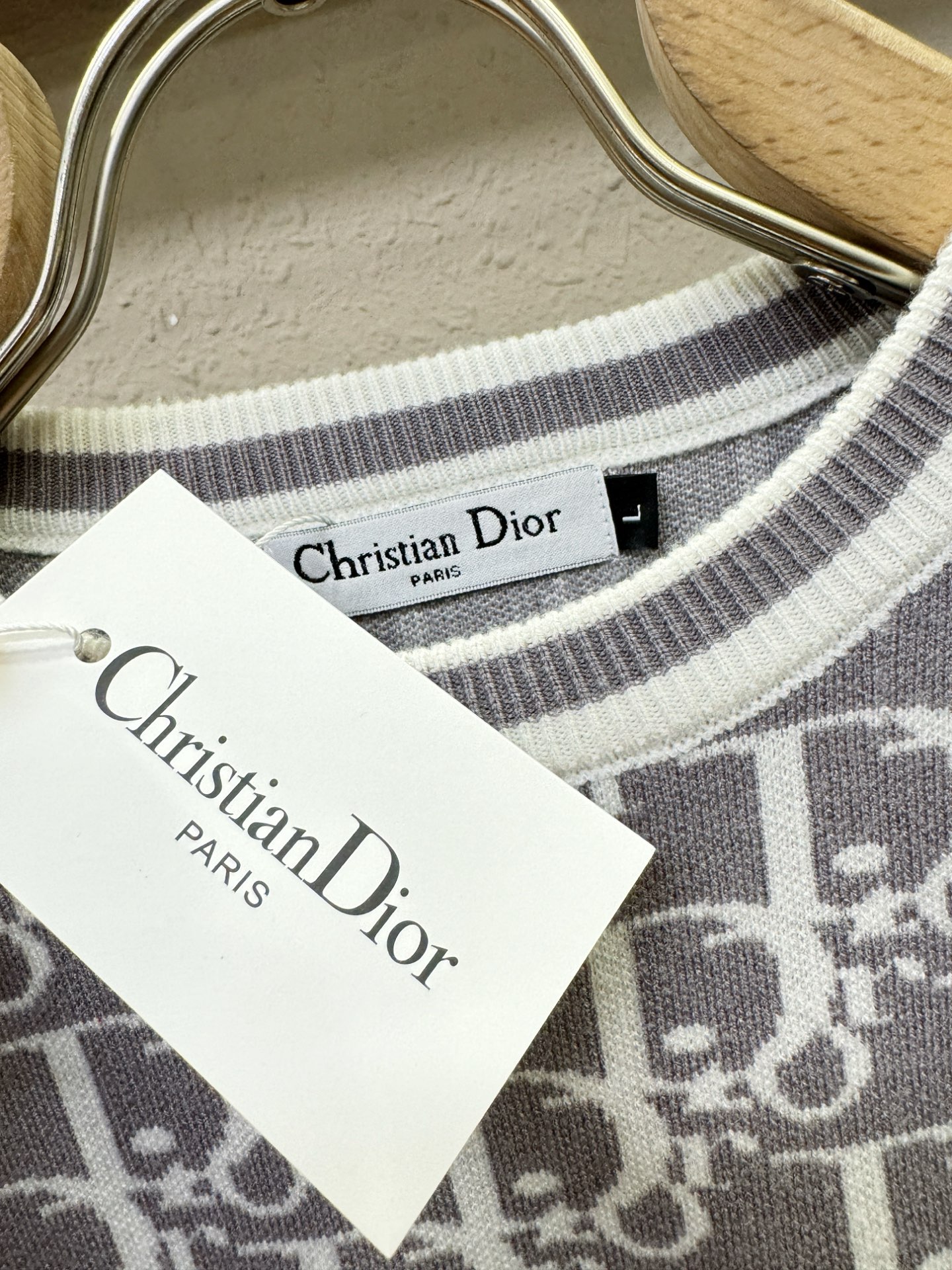 Dior迪奥 2025新款毛衣，胸前logo设计！贸易公司渠道稀出，同步官网发售！秋冬系列经典设计！此款