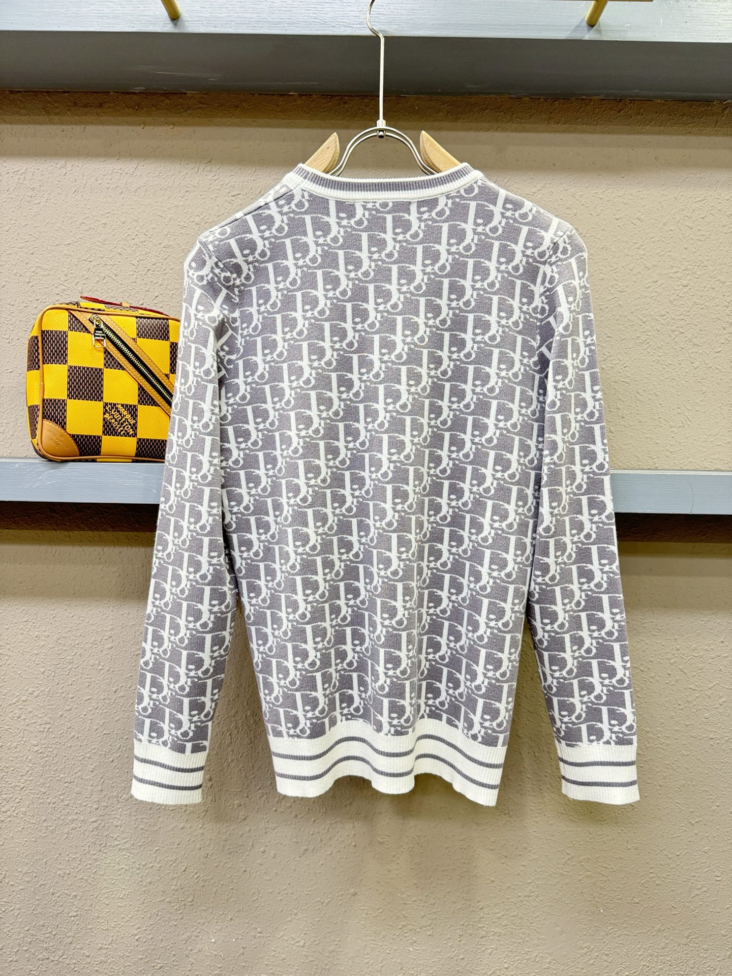 Dior迪奥 2025新款毛衣，胸前logo设计！贸易公司渠道稀出，同步官网发售！秋冬系列经典设计！此款