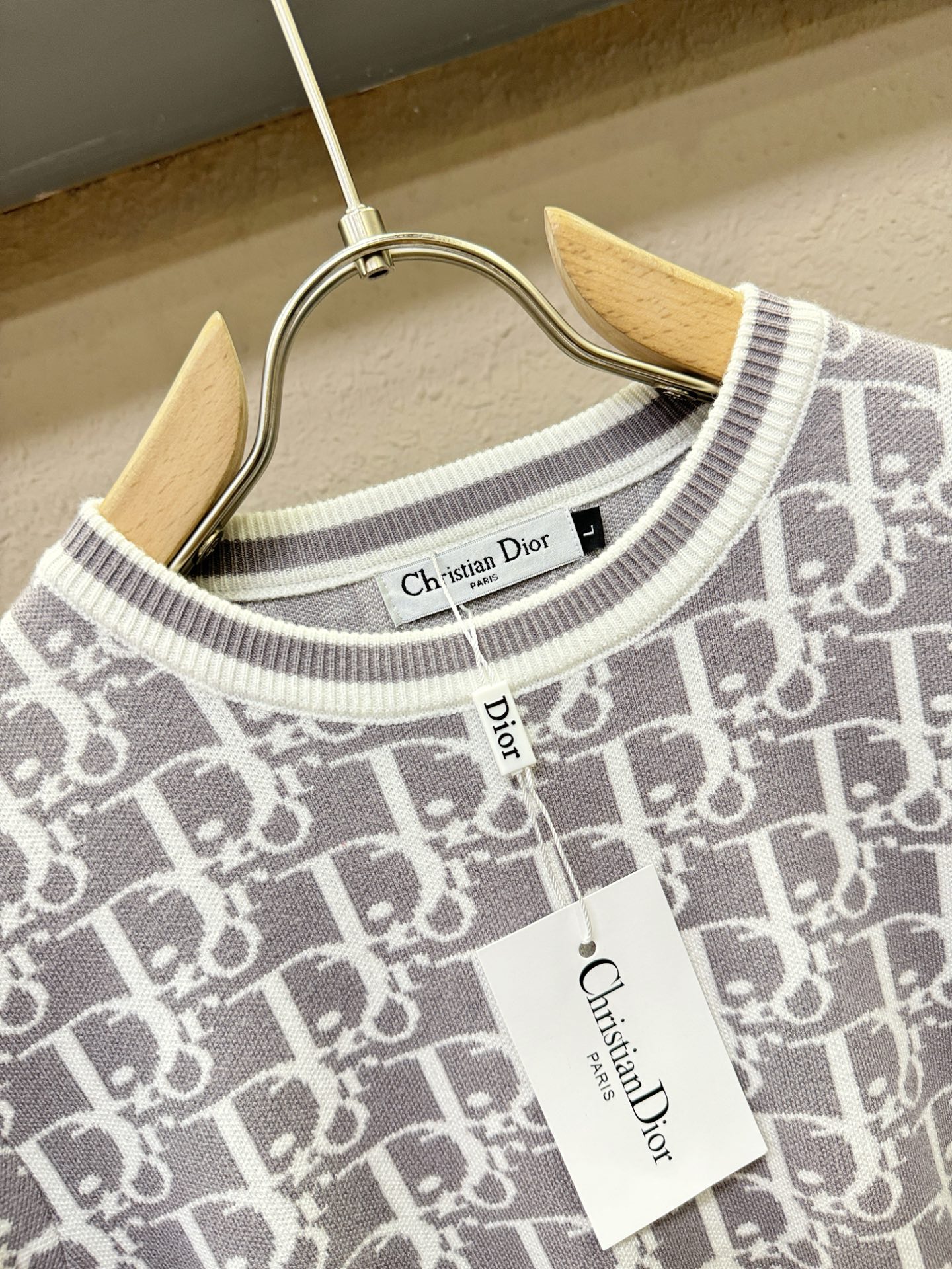 Dior迪奥 2025新款毛衣，胸前logo设计！贸易公司渠道稀出，同步官网发售！秋冬系列经典设计！此款