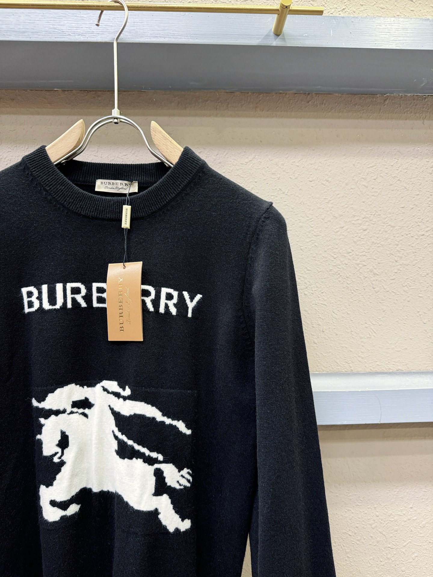 BURBERRY巴宝莉 2025新款毛衣，胸前logo设计！贸易公司渠道稀出，同步官网发售！秋冬系列经典