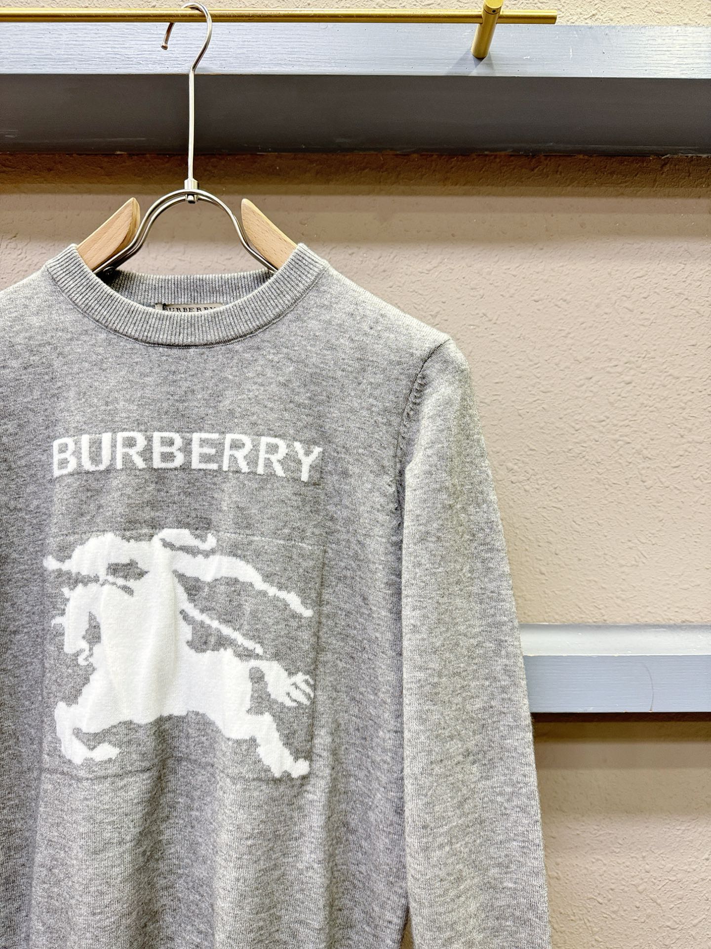 BURBERRY巴宝莉 2025新款毛衣，胸前logo设计！贸易公司渠道稀出，同步官网发售！秋冬系列经典