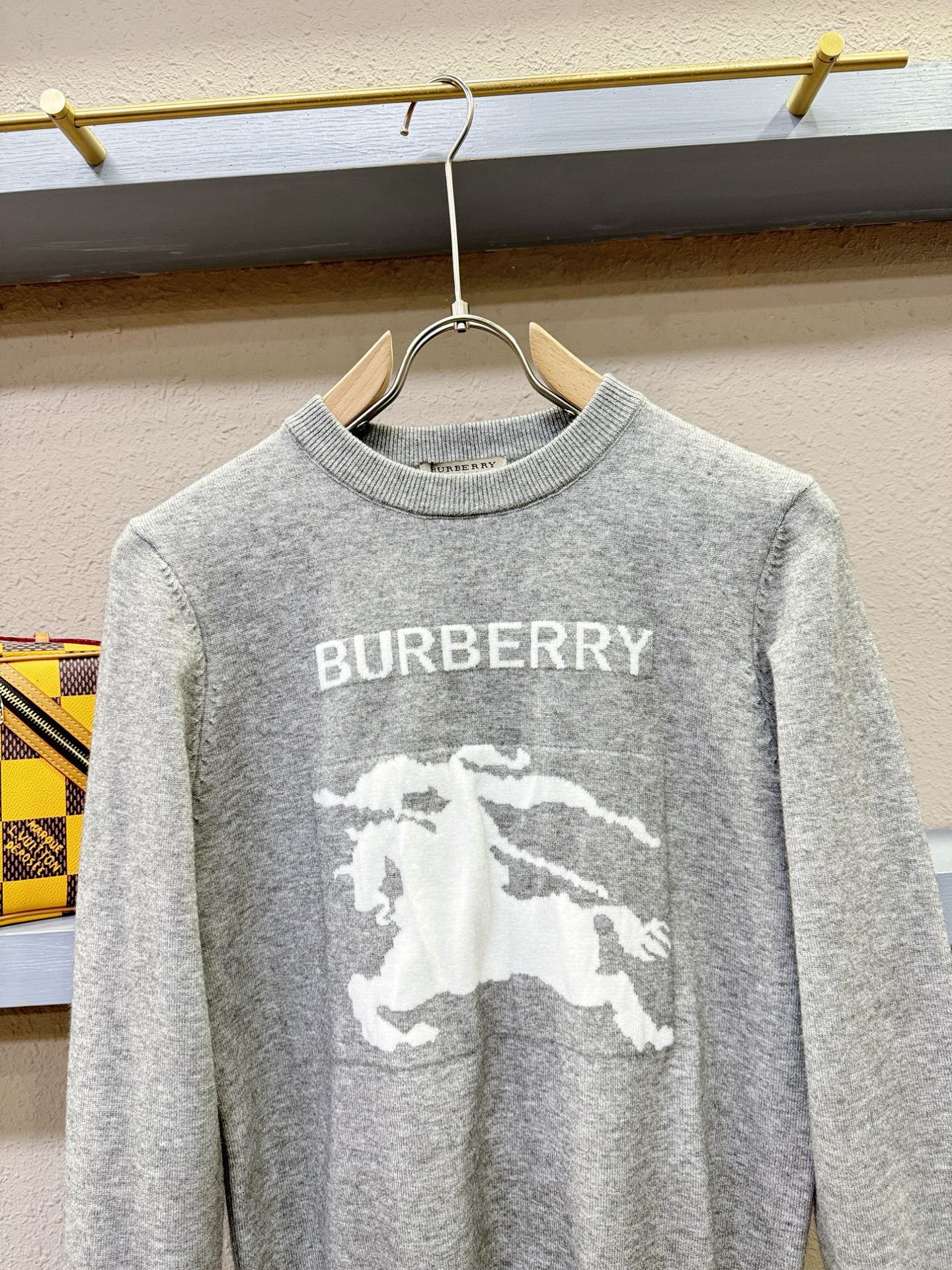 BURBERRY巴宝莉 2025新款毛衣，胸前logo设计！贸易公司渠道稀出，同步官网发售！秋冬系列经典