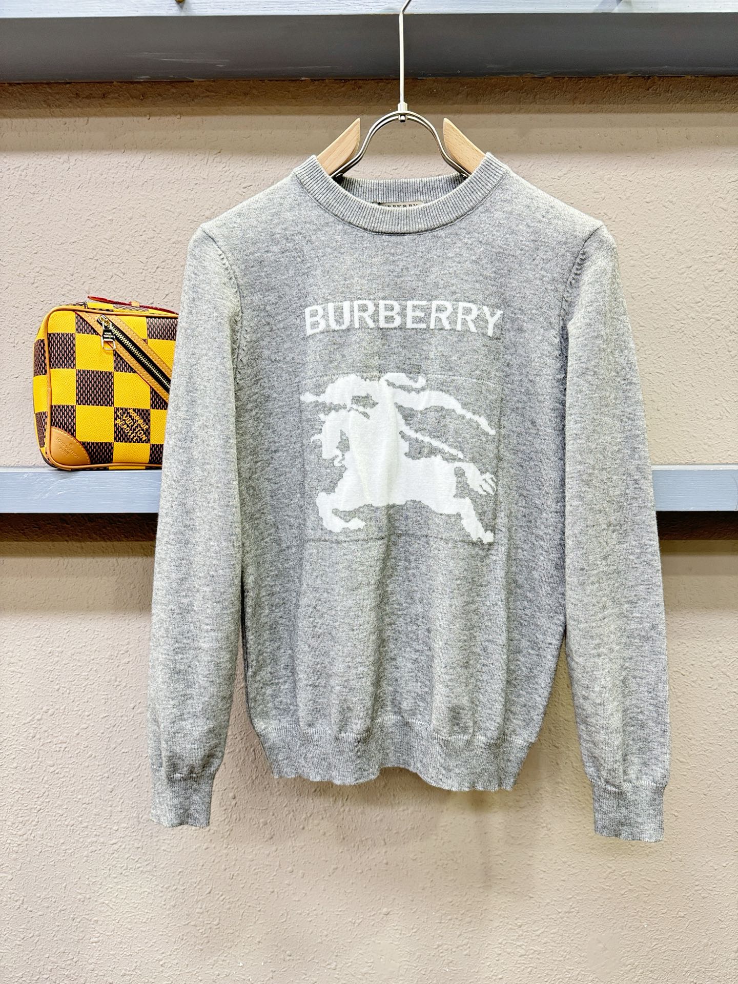 BURBERRY巴宝莉 2025新款毛衣，胸前logo设计！贸易公司渠道稀出，同步官网发售！秋冬系列经典