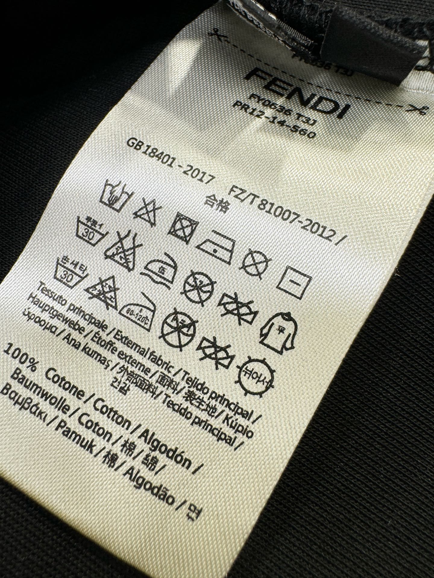 FENDI芬迪 2025秋冬新款外套开衫，原单狠货 开衫。欧洲专柜同步，上身更随意大方，专柜原版五金奢华