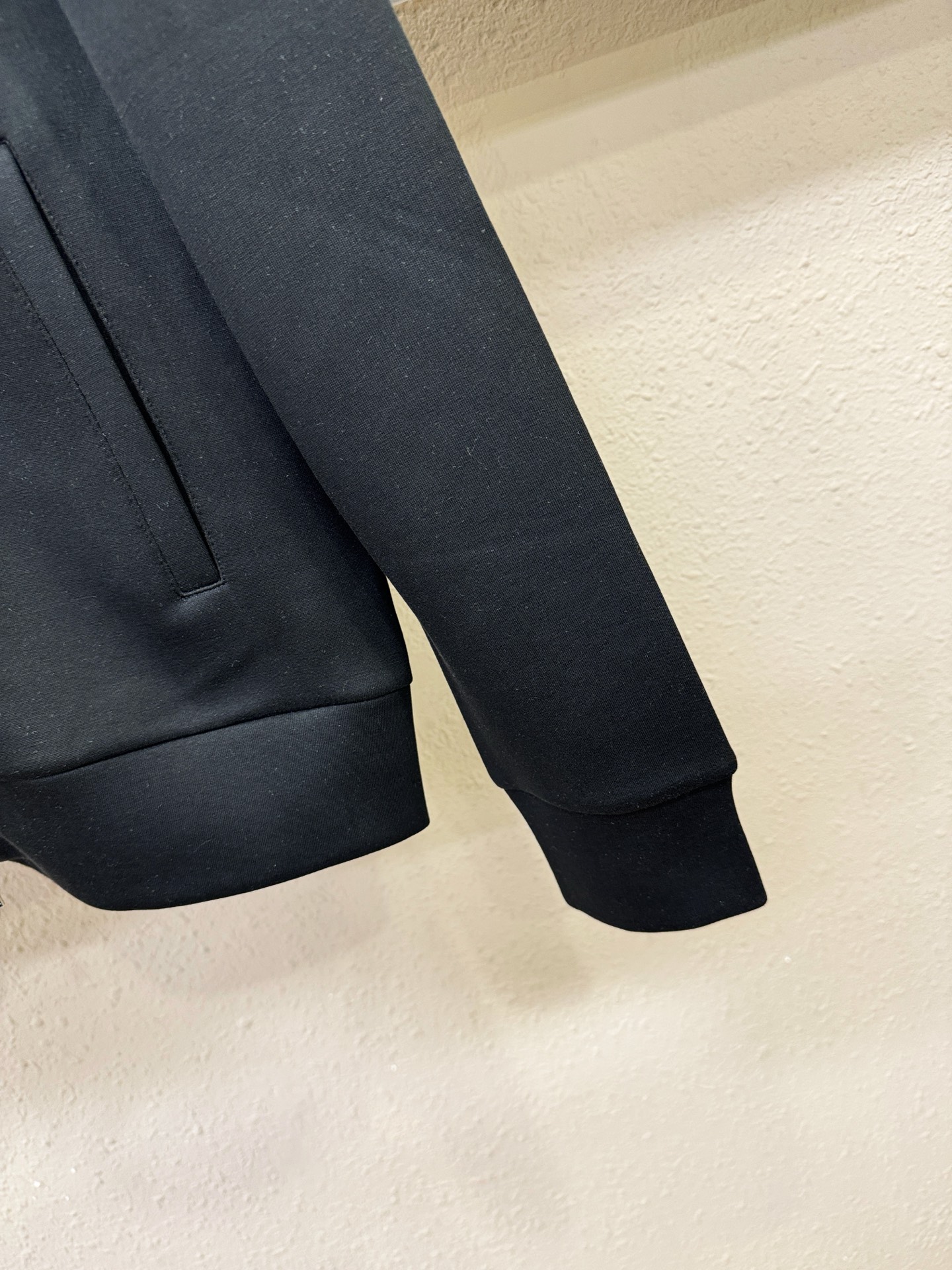 FENDI芬迪 2025秋冬新款外套开衫，原单狠货 开衫。欧洲专柜同步，上身更随意大方，专柜原版五金奢华