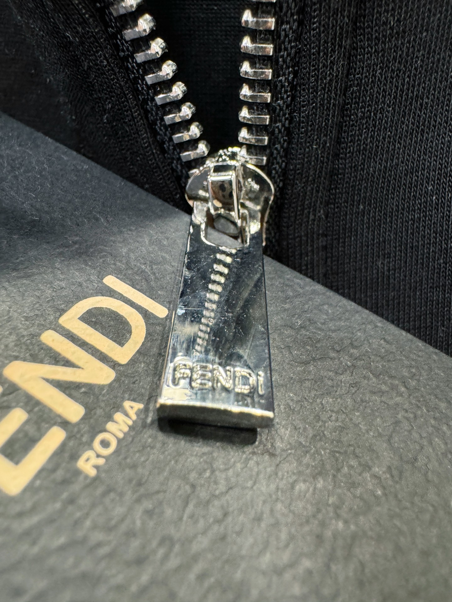 FENDI芬迪 2025秋冬新款外套开衫，原单狠货 开衫。欧洲专柜同步，上身更随意大方，专柜原版五金奢华