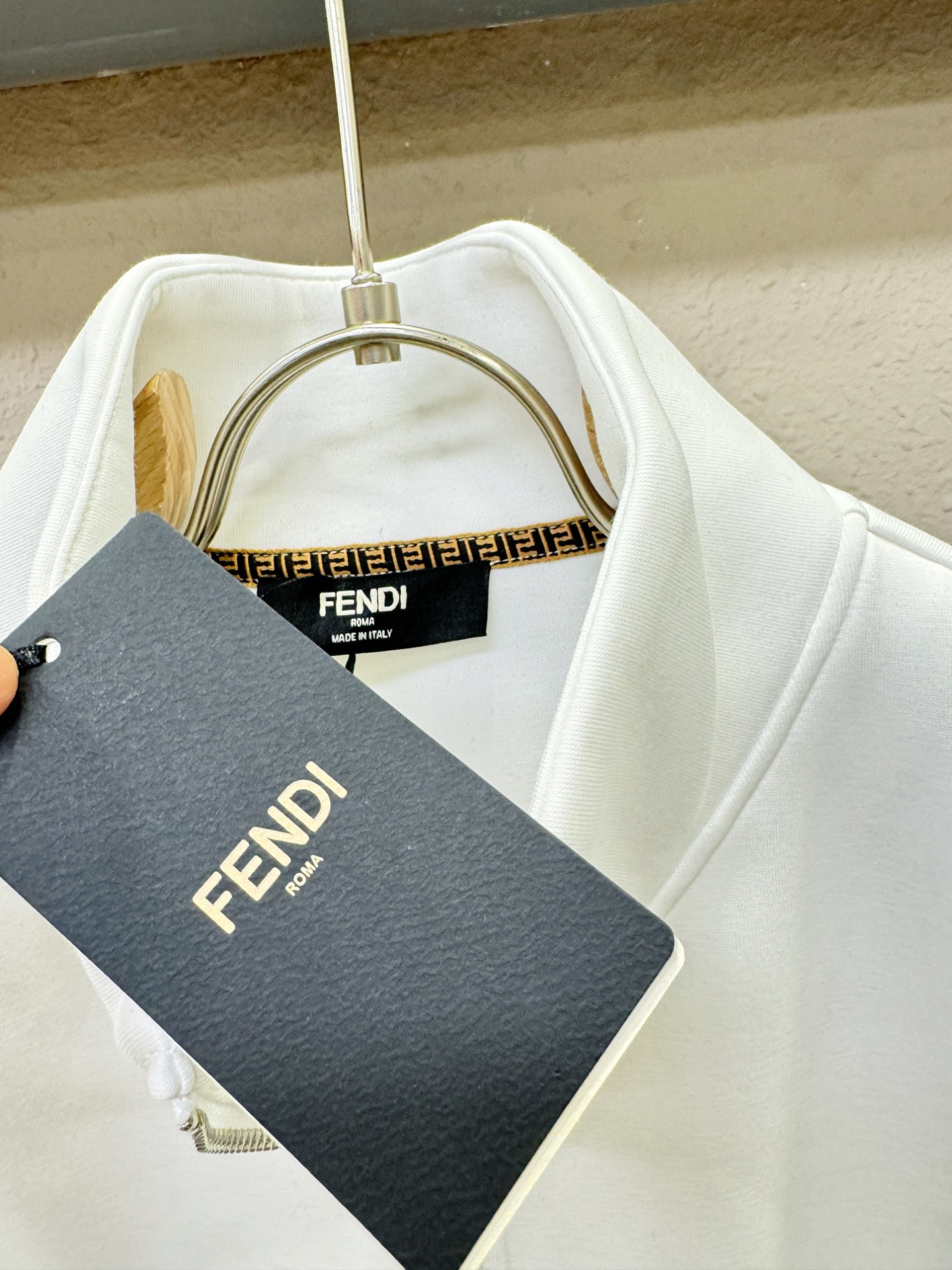 FENDI芬迪 2025秋冬新款外套开衫，原单狠货 开衫。欧洲专柜同步，上身更随意大方，专柜原版五金奢华