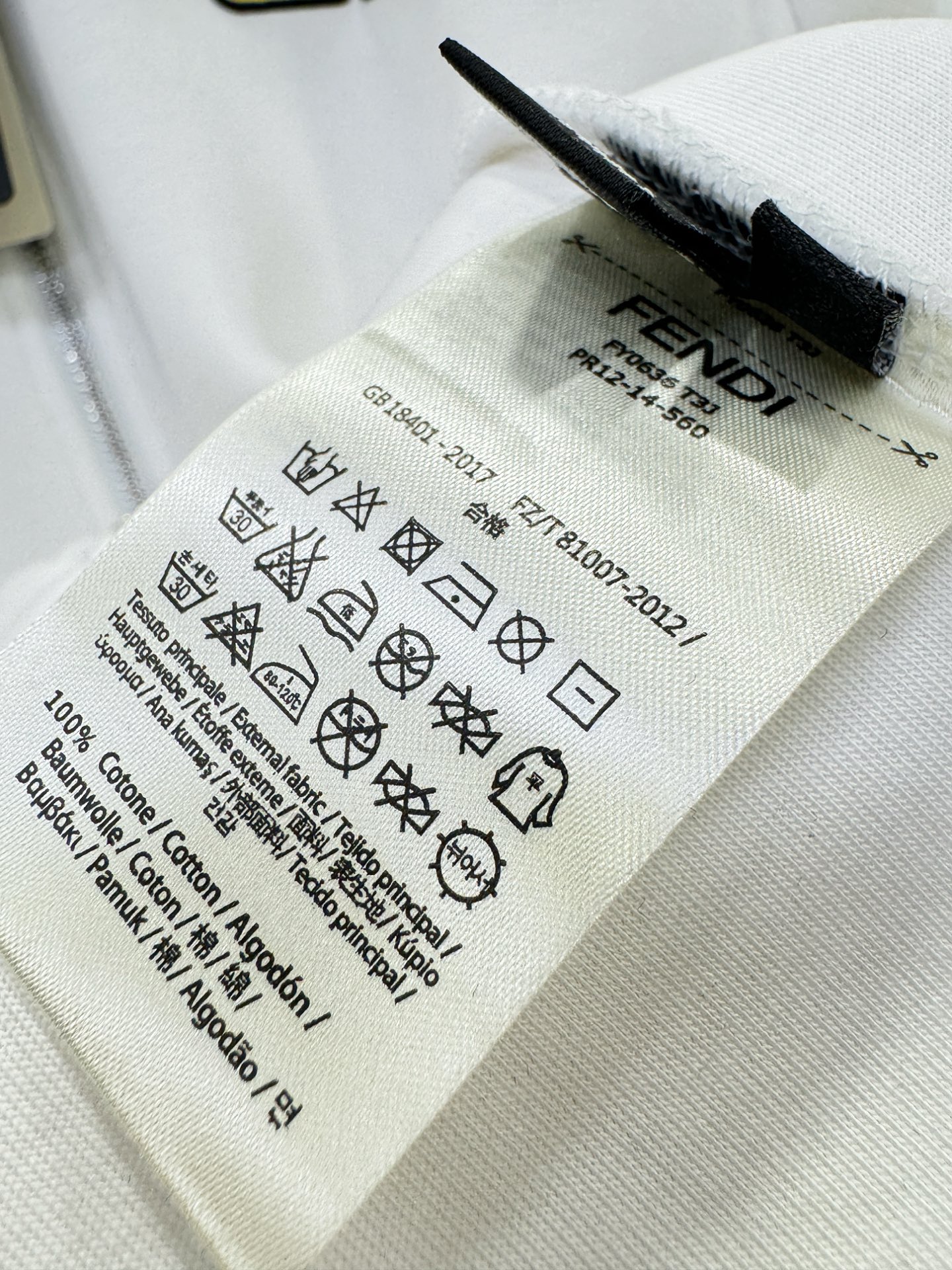 FENDI芬迪 2025秋冬新款外套开衫，原单狠货 开衫。欧洲专柜同步，上身更随意大方，专柜原版五金奢华