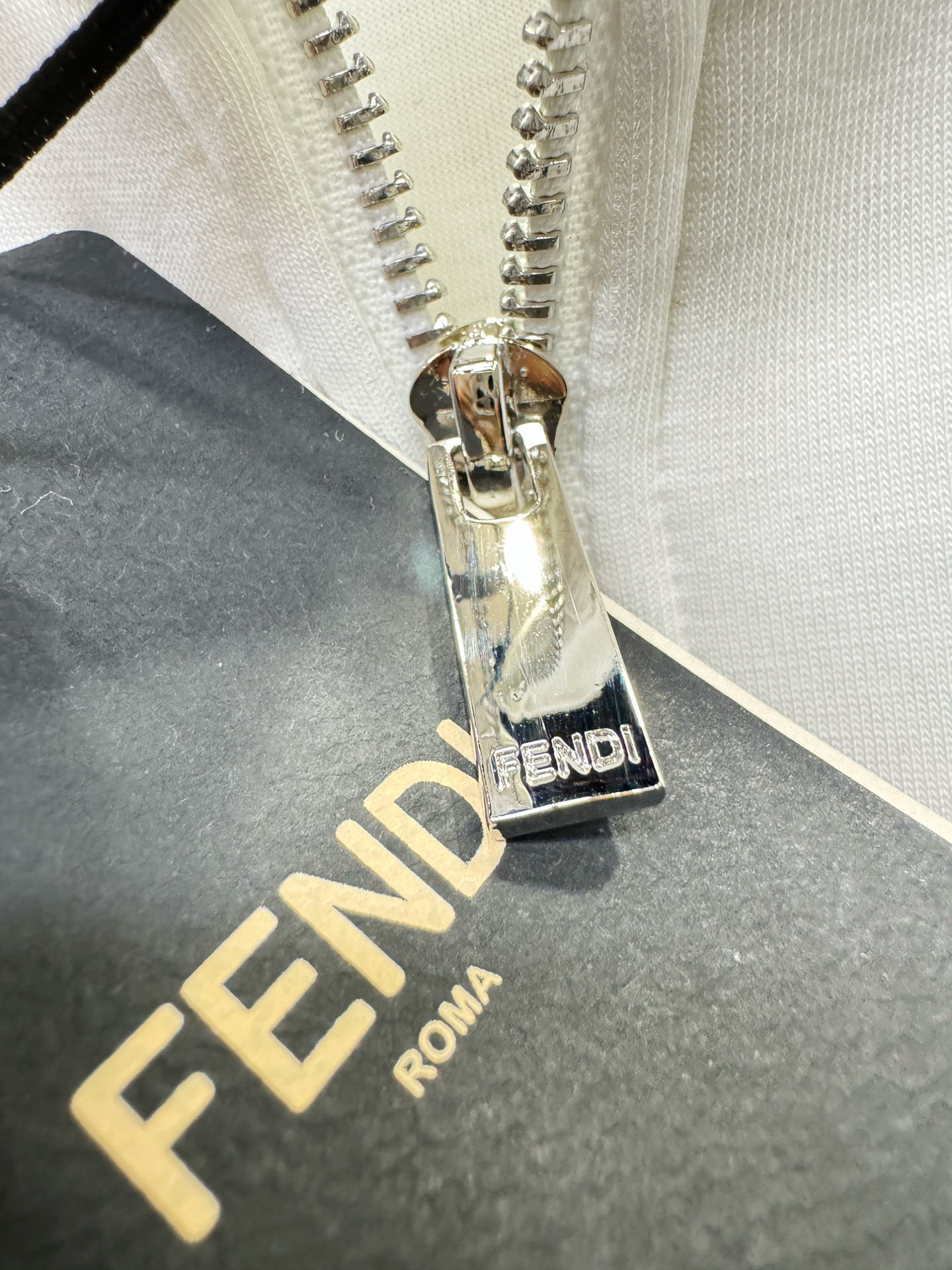 FENDI芬迪 2025秋冬新款外套开衫，原单狠货 开衫。欧洲专柜同步，上身更随意大方，专柜原版五金奢华