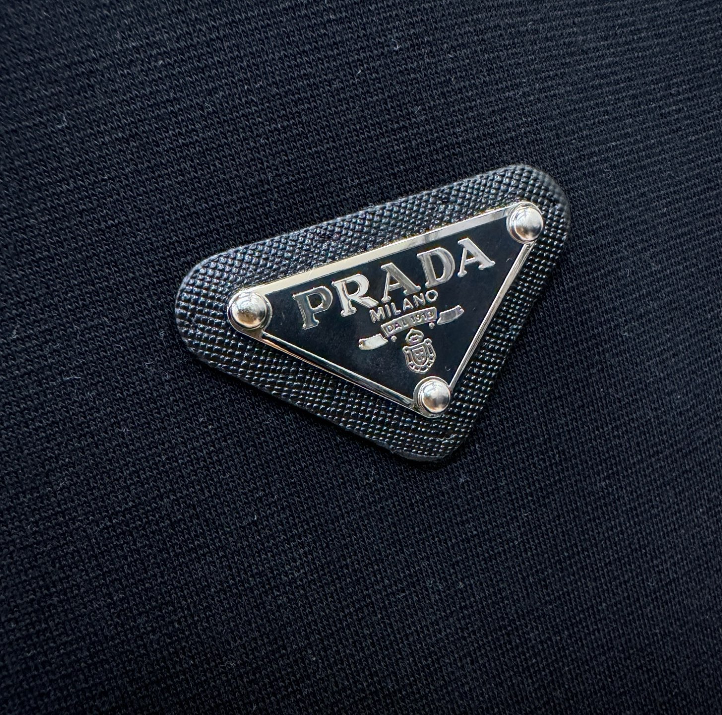 PRADA 普拉达 2025秋冬新款马甲，绵羊毛面料，立体有型，辨识度高，独一无二的混合纺织工业，立体条