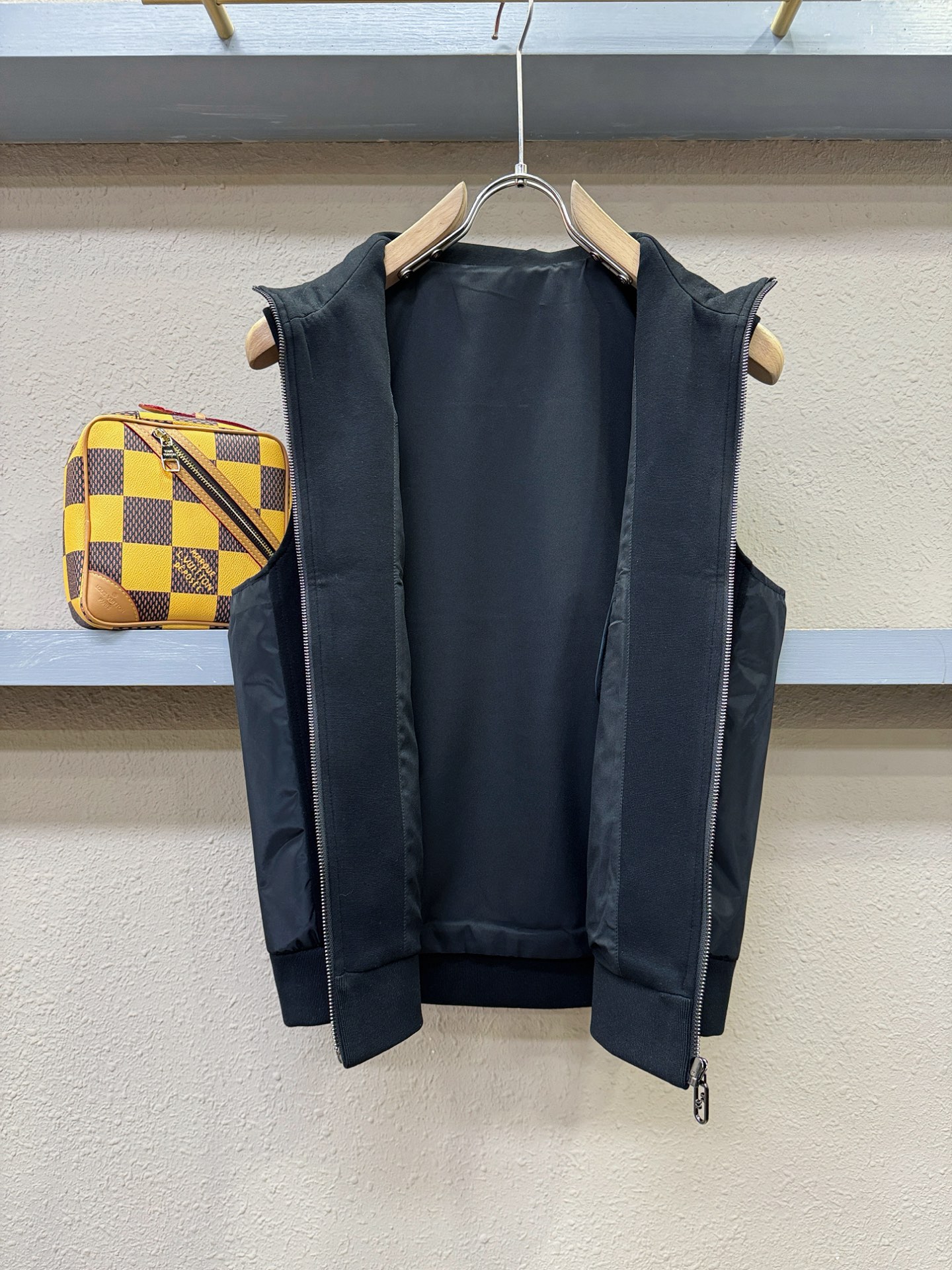 PRADA 普拉达 2025秋冬新款马甲，绵羊毛面料，立体有型，辨识度高，独一无二的混合纺织工业，立体条