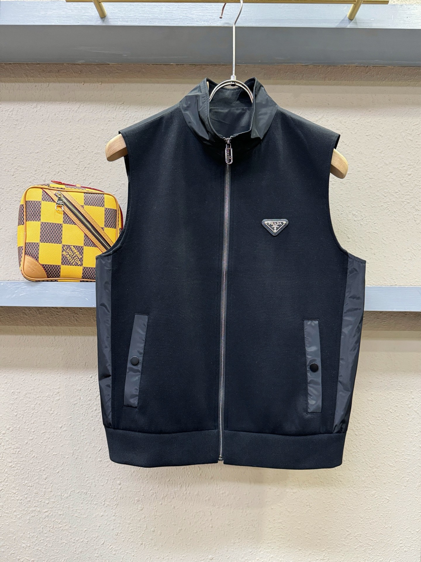 PRADA 普拉达 2025秋冬新款马甲，绵羊毛面料，立体有型，辨识度高，独一无二的混合纺织工业，立体条