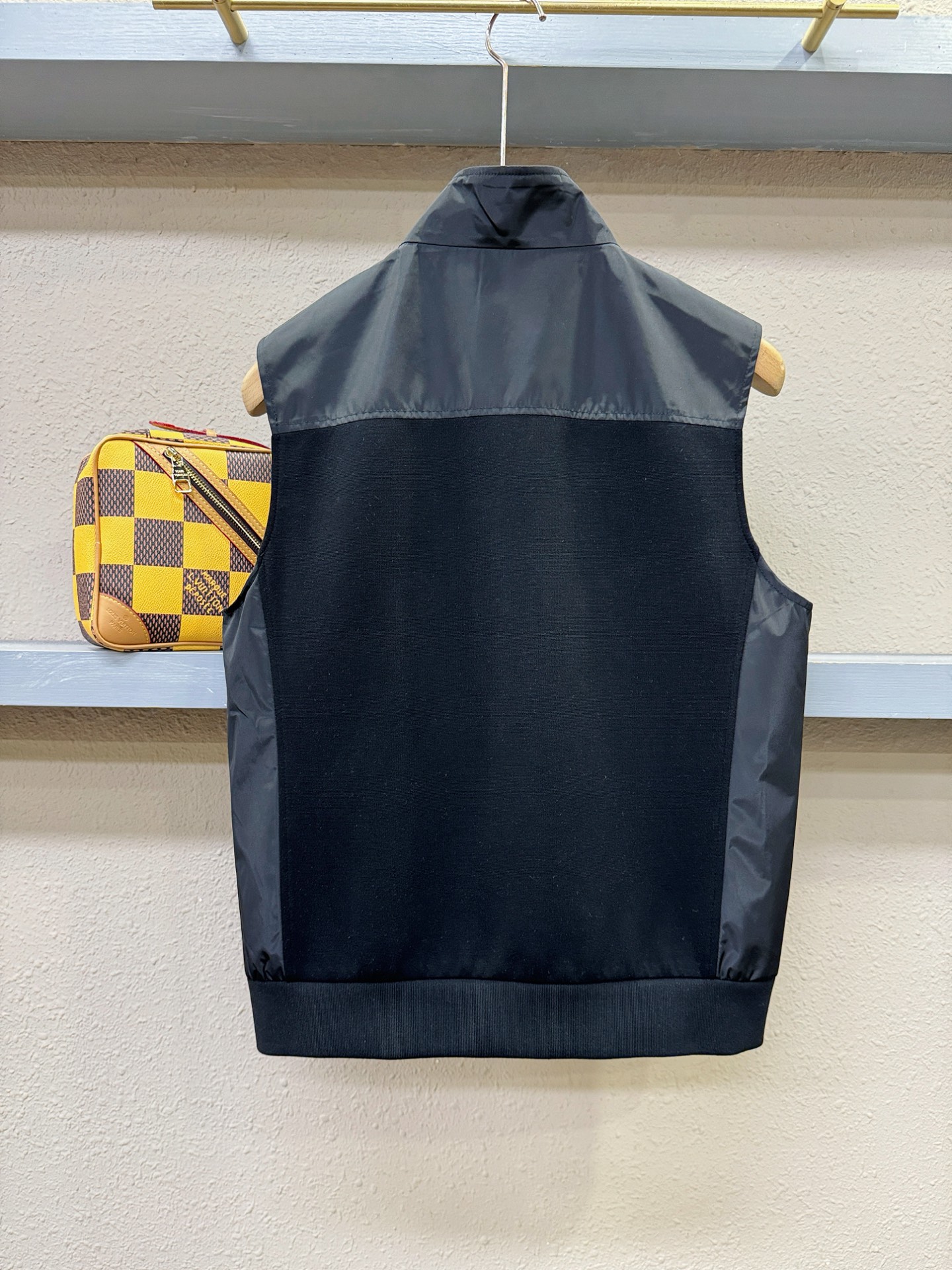 PRADA 普拉达 2025秋冬新款马甲，绵羊毛面料，立体有型，辨识度高，独一无二的混合纺织工业，立体条