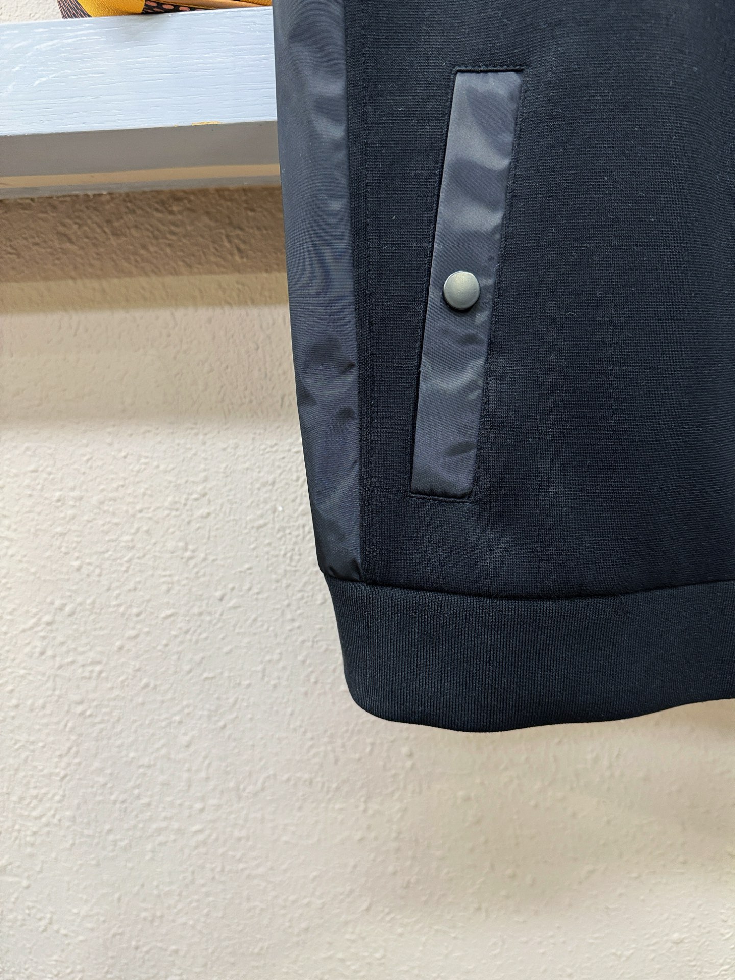 PRADA 普拉达 2025秋冬新款马甲，绵羊毛面料，立体有型，辨识度高，独一无二的混合纺织工业，立体条