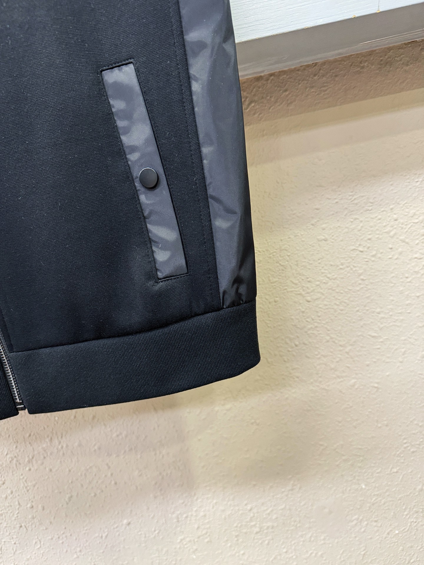 PRADA 普拉达 2025秋冬新款马甲，绵羊毛面料，立体有型，辨识度高，独一无二的混合纺织工业，立体条